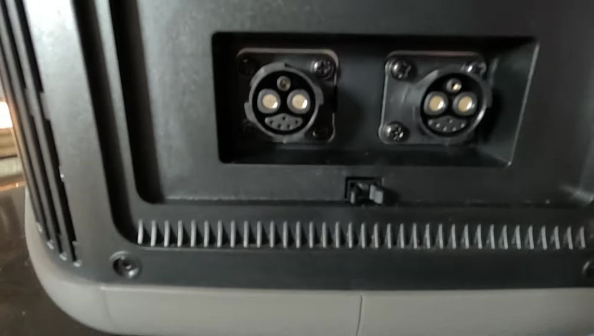 Displaying the connectivity ports for linking multiple power stations.