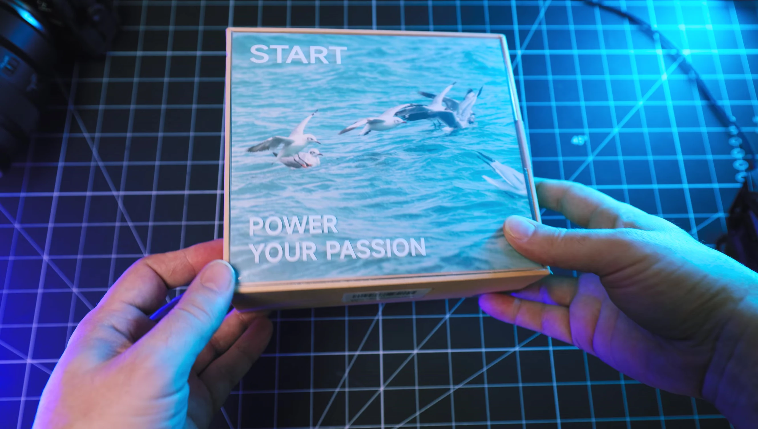 The unboxing of the LLANO charger, showing the box and its contents.