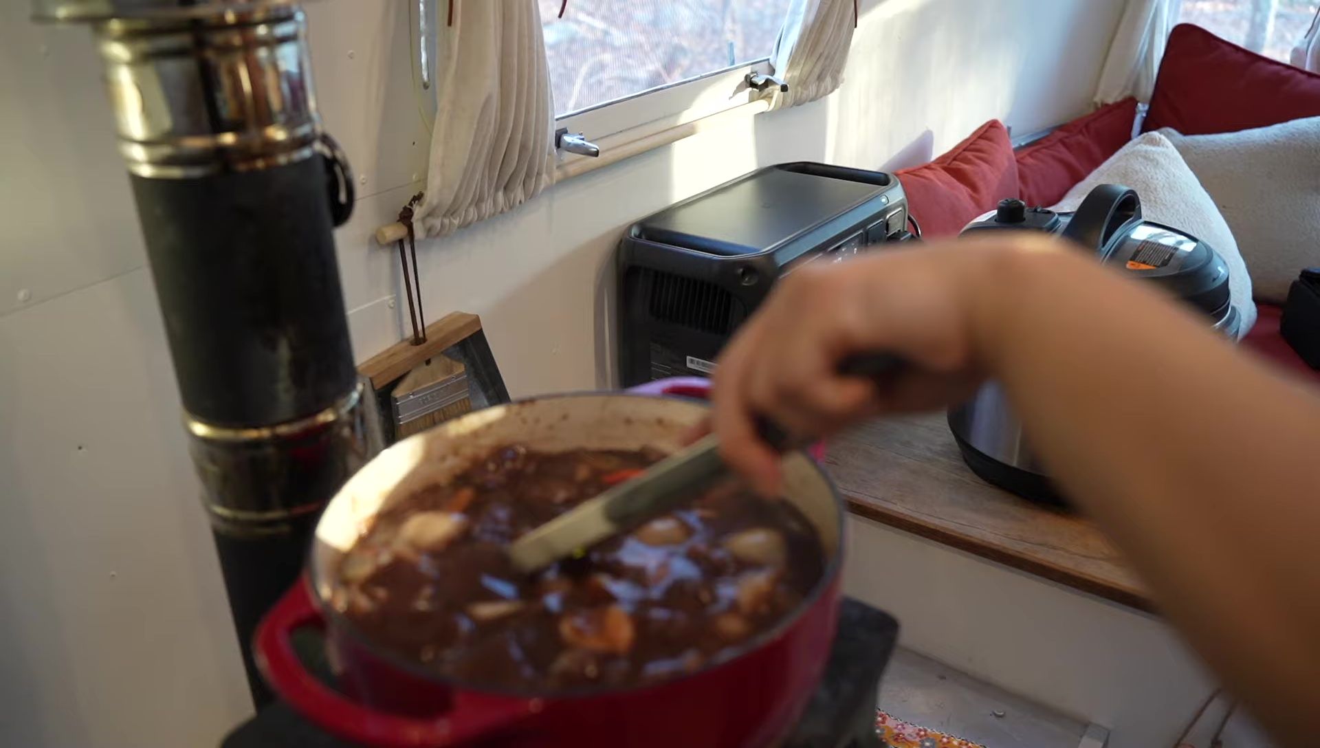 The Instant Pot plugged into the DJI Power 1000.