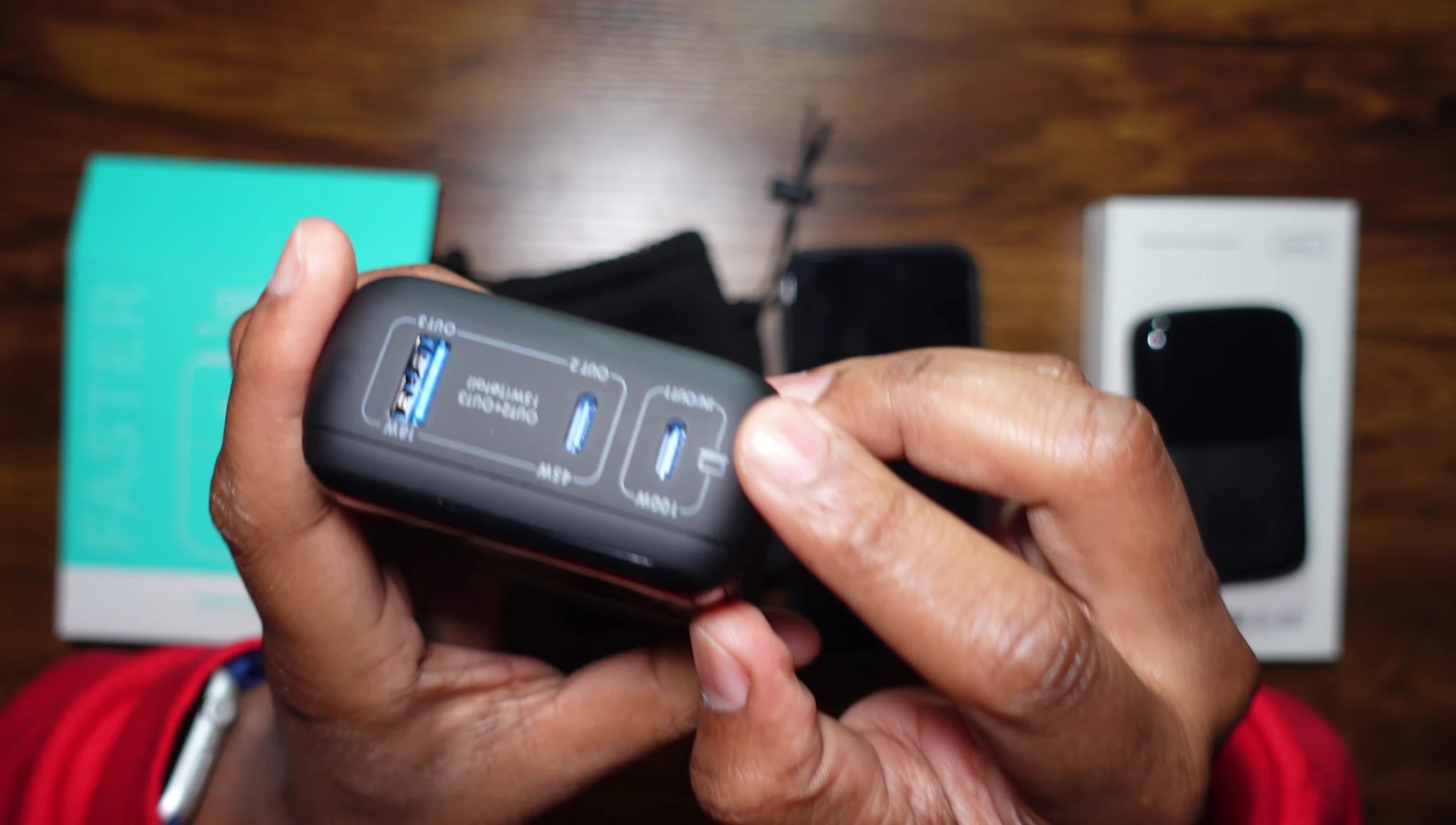 Highlighting the 100W charging capability of the larger power bank.