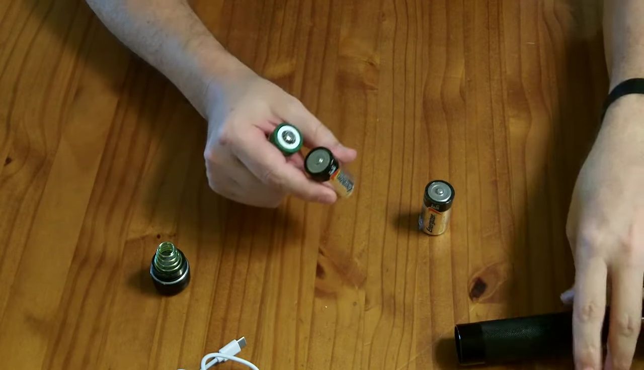 Comparison of weight between the Li-ion and Alkaline batteries