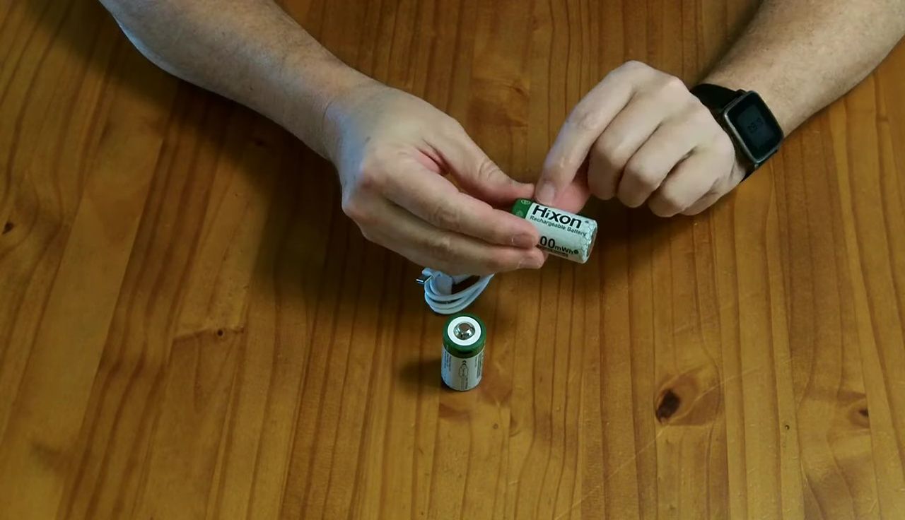 Close-up of battery showing Hao branding and 3600mAh capacity