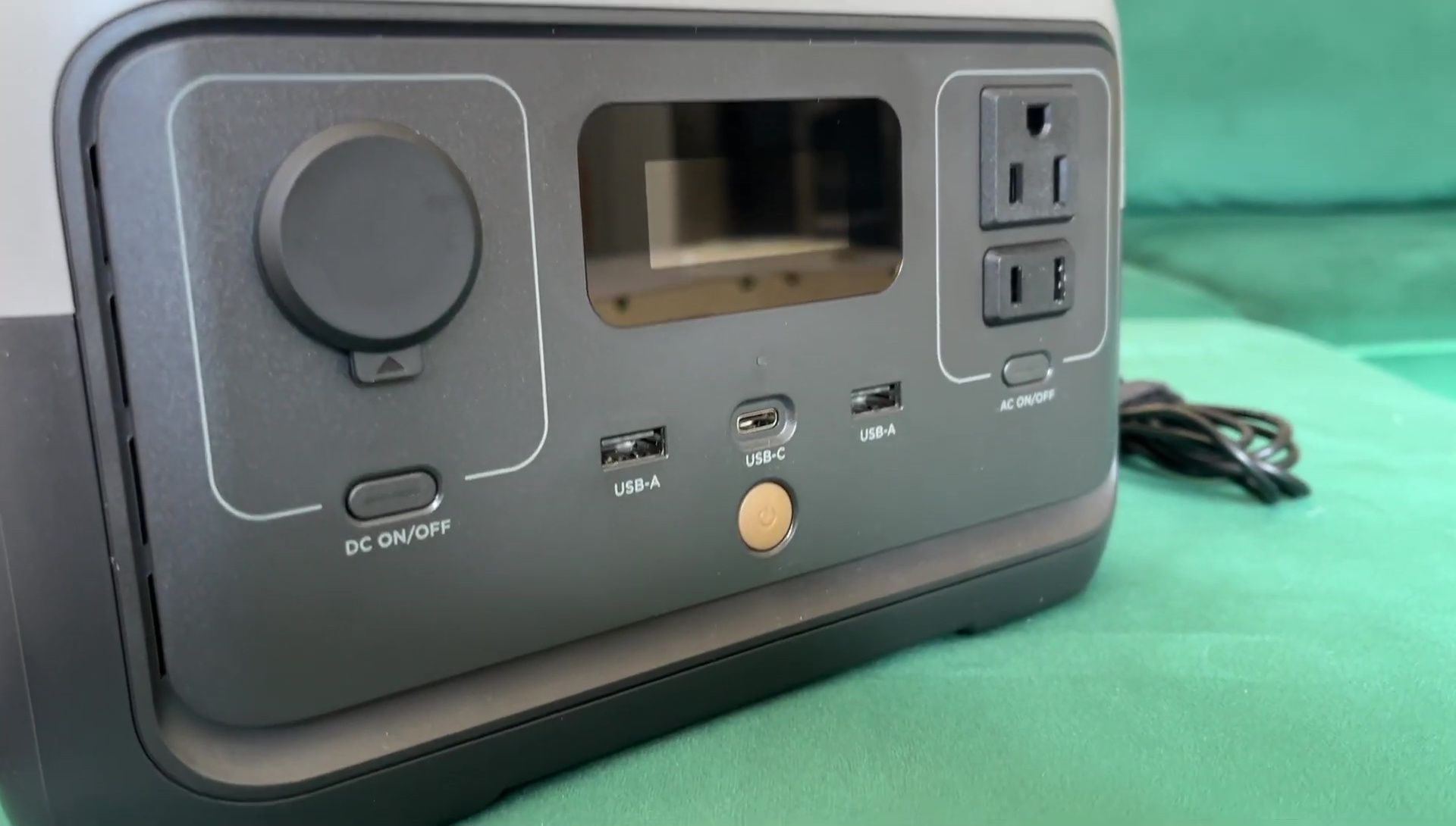 Overview of the EcoFlow River 2 ports and connection points.