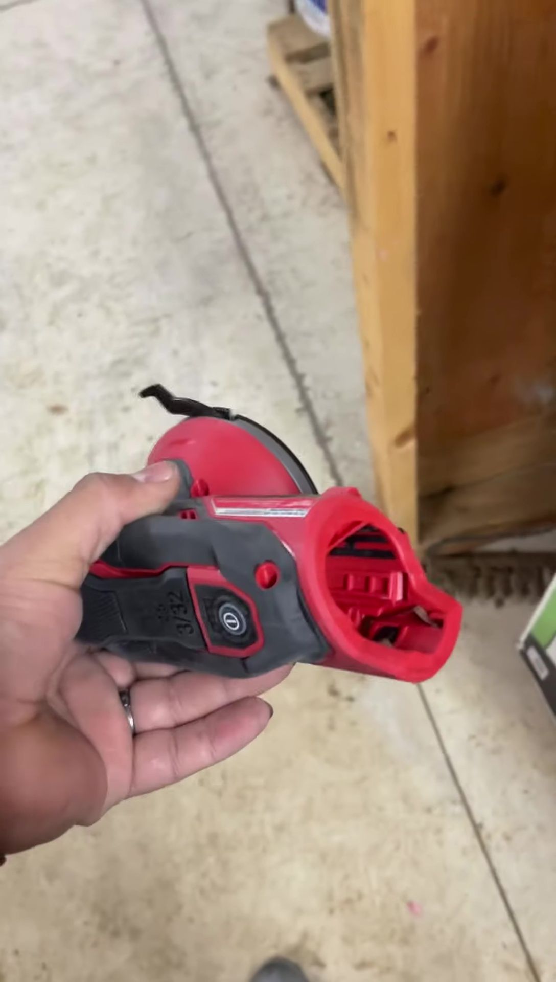 The speaker emphasizes the balanced weight of the sander, even with the battery.