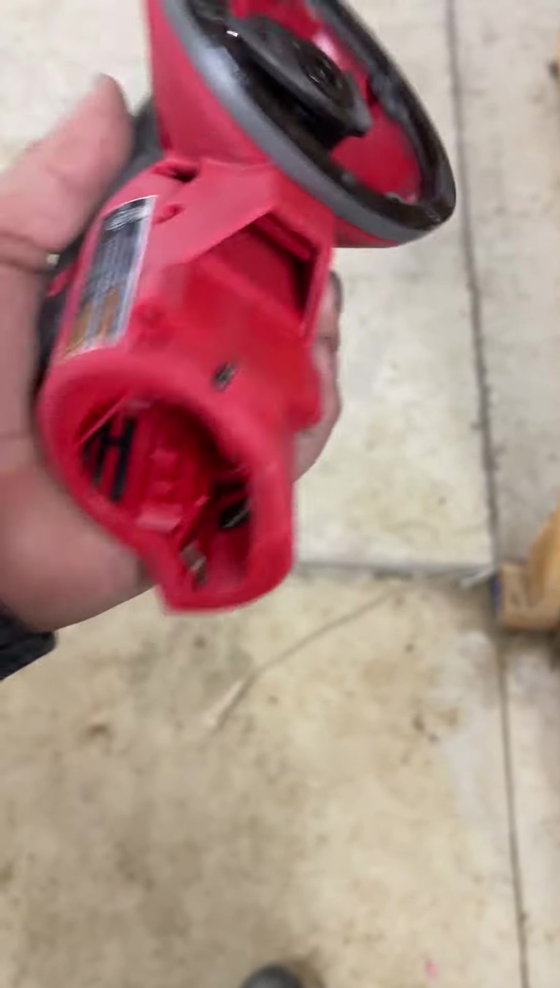 The user highlights the balanced weight distribution and comfortable handling of the sander.