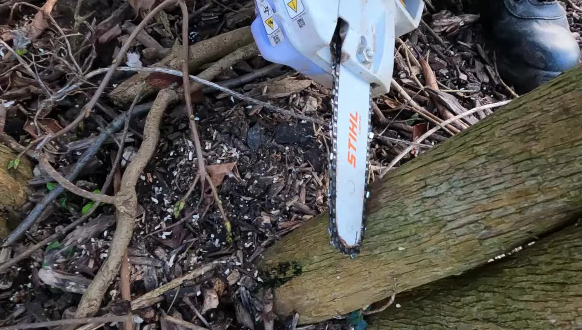A shot showing the battery compartment and indicating the good battery life.