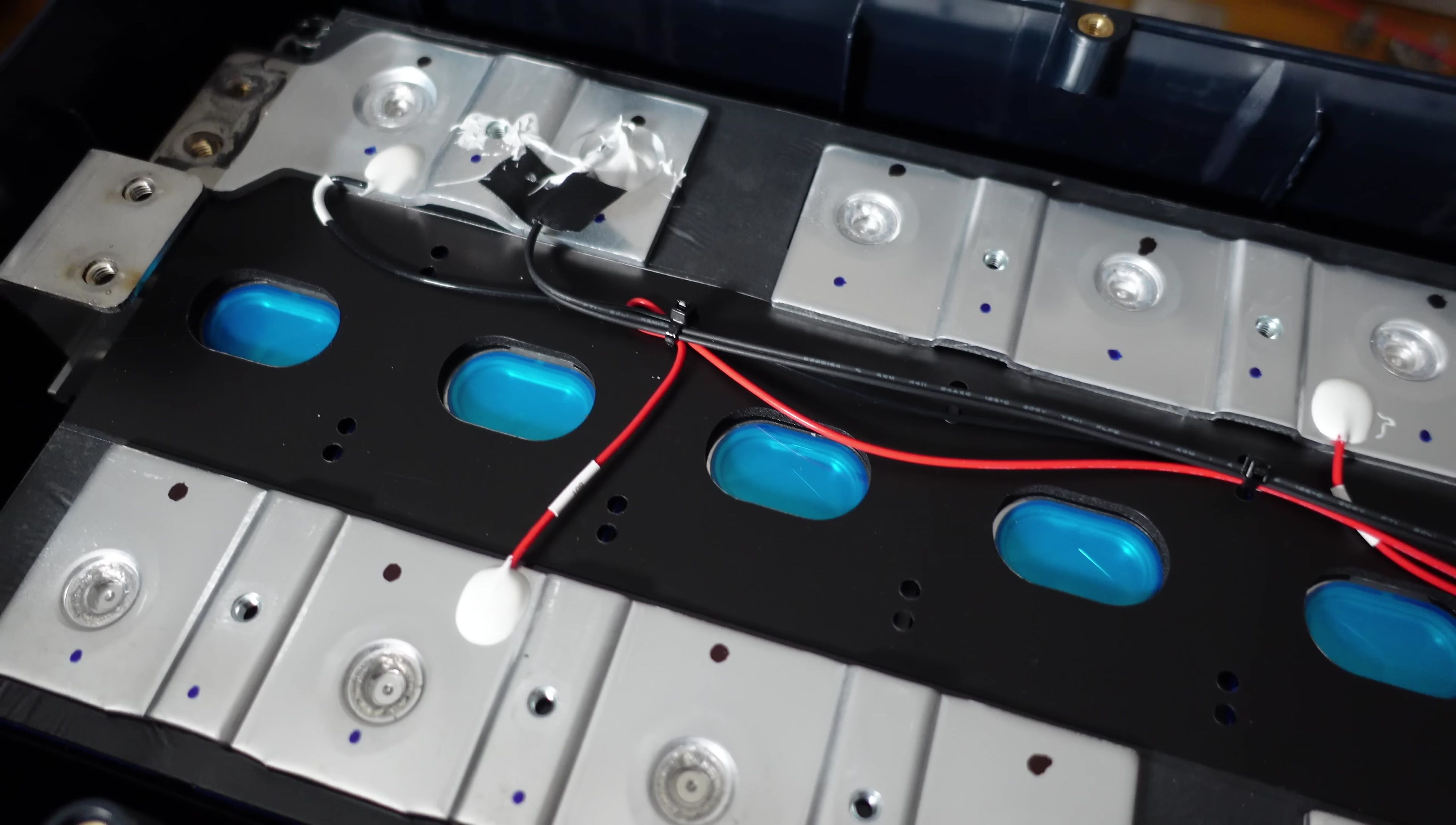 Battery cell and balance leads