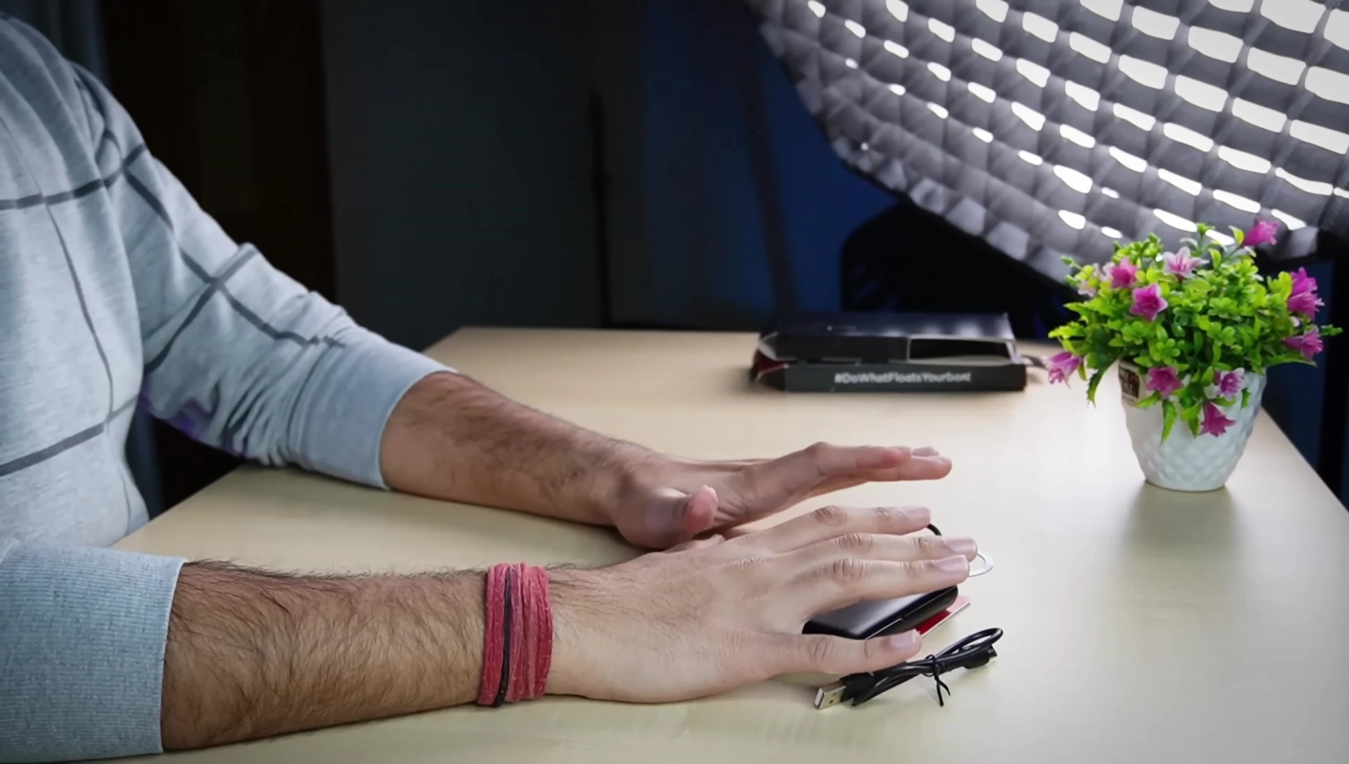 Contents of the inner box: Power bank, manual, and other items