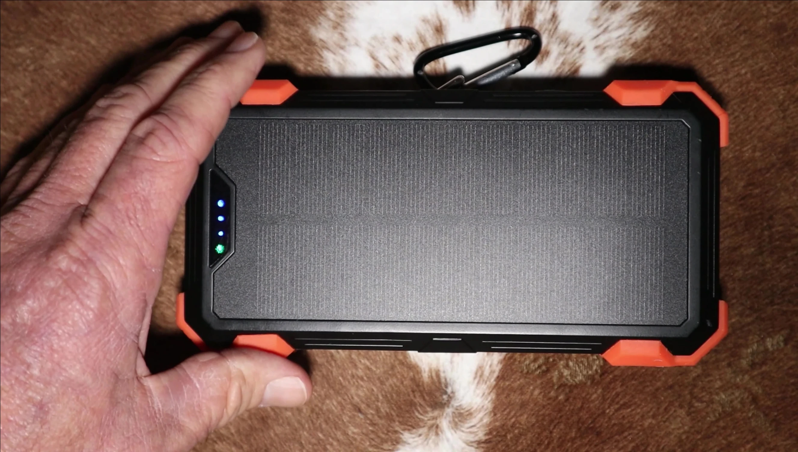 The GOODaaa solar power bank indicating its high capacity