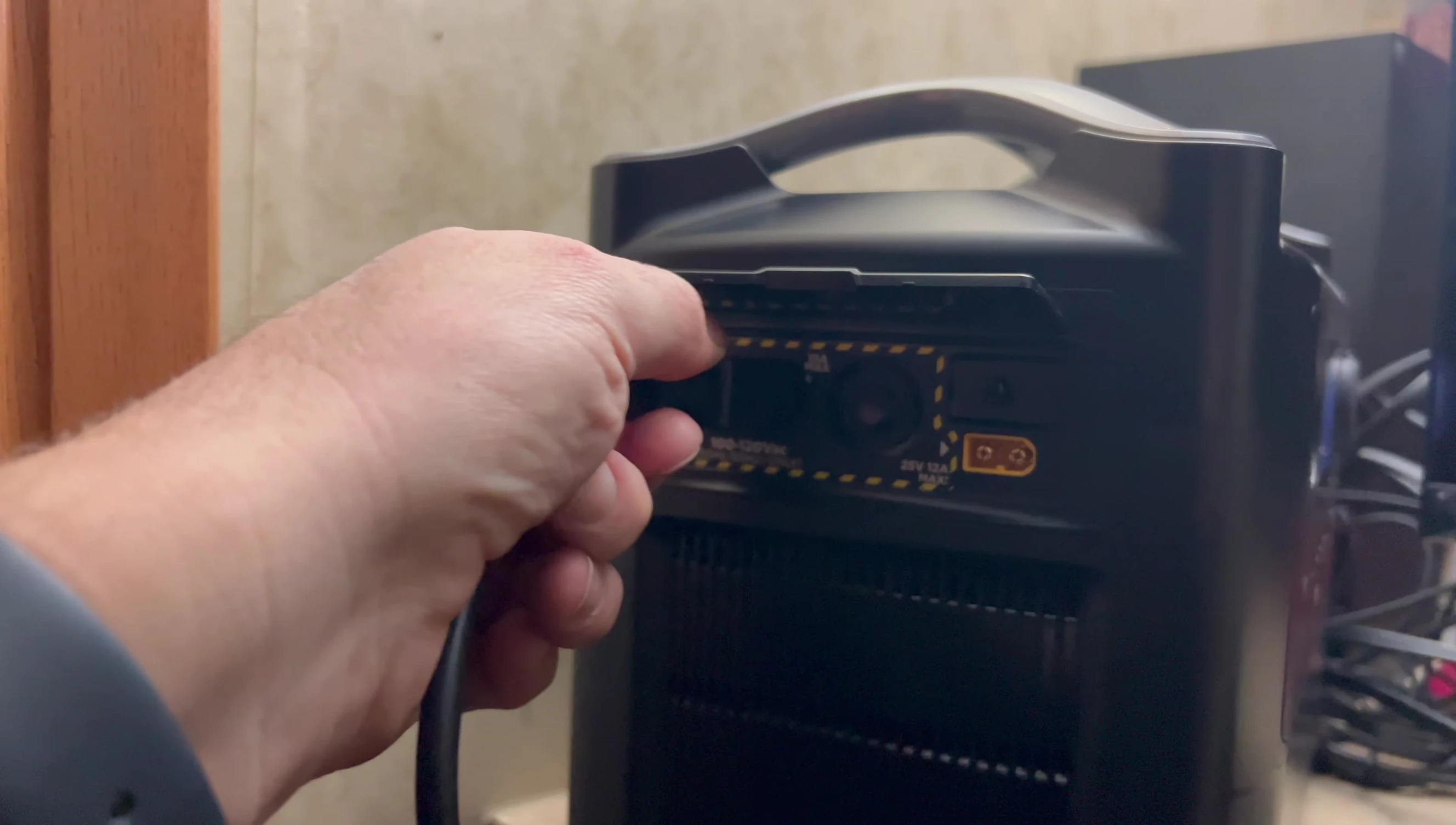 The EcoFlow RIVER Pro charging cable.