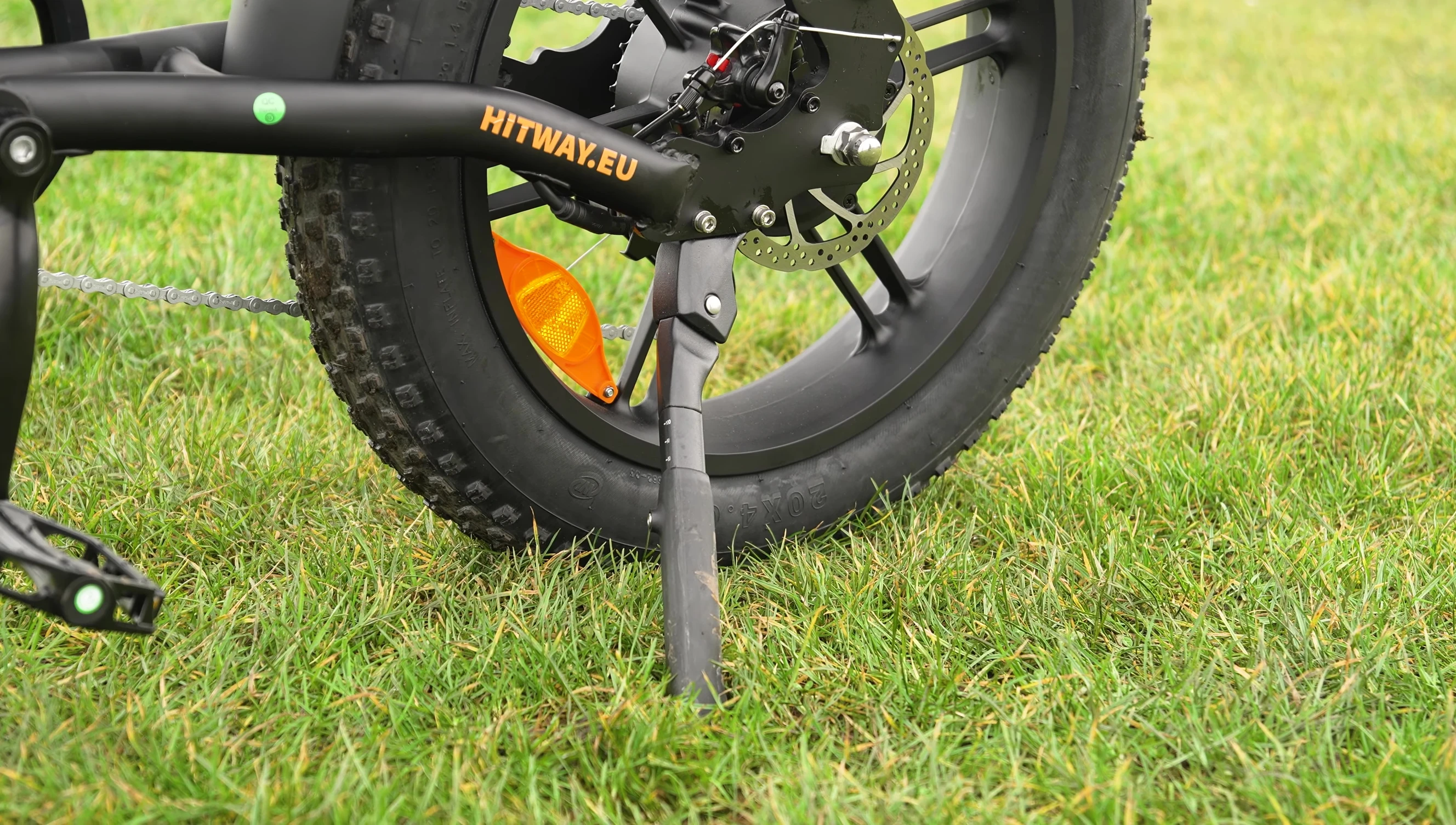 The sturdy kickstand of the Hitway BK17.