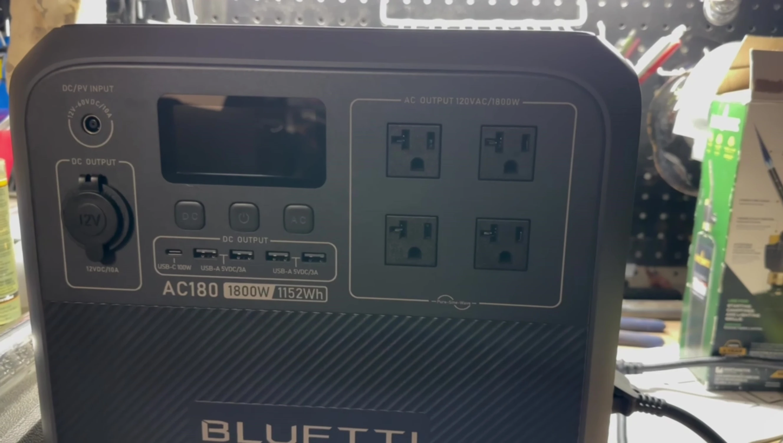 Overview of the Bluetti AC180 ports and outputs