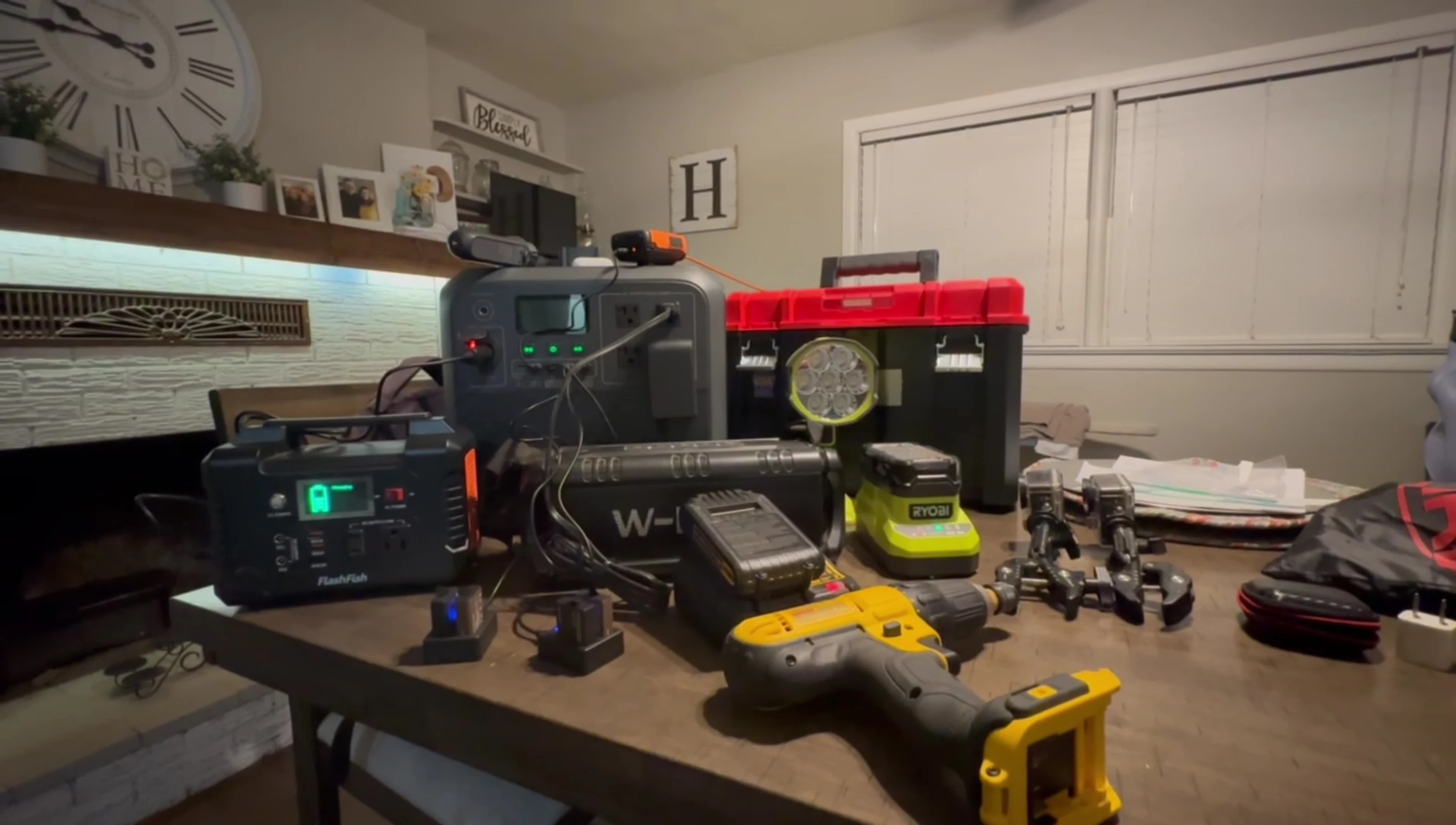 The app showing battery level after charging multiple devices