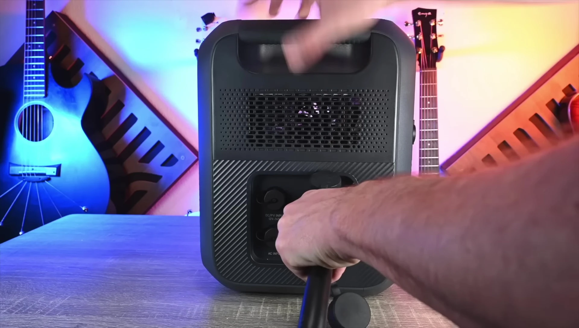 Connecting the expansion battery.