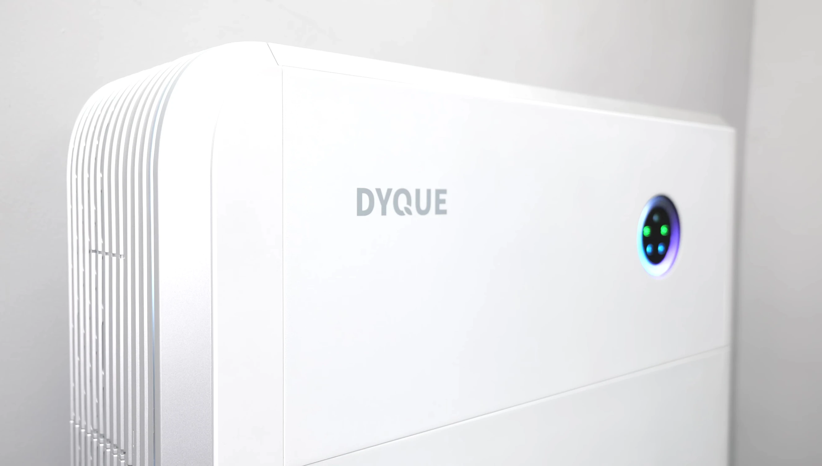Overall shot of the Dyque Cube highlighting its key features.