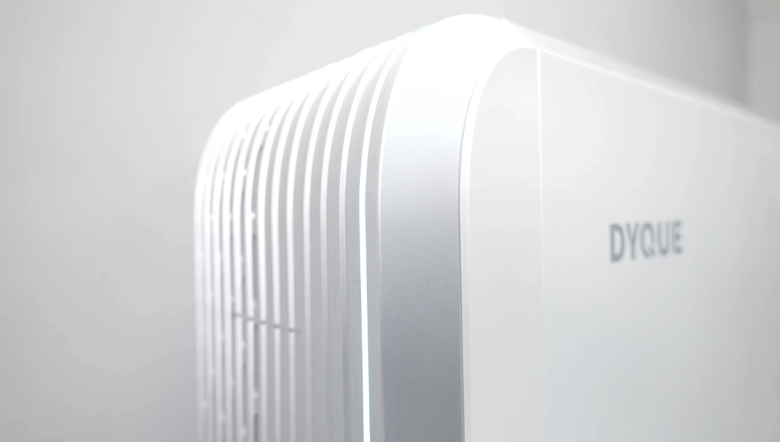 Diagram or visual highlighting the integrated solar inverter within the Dyque Cube.