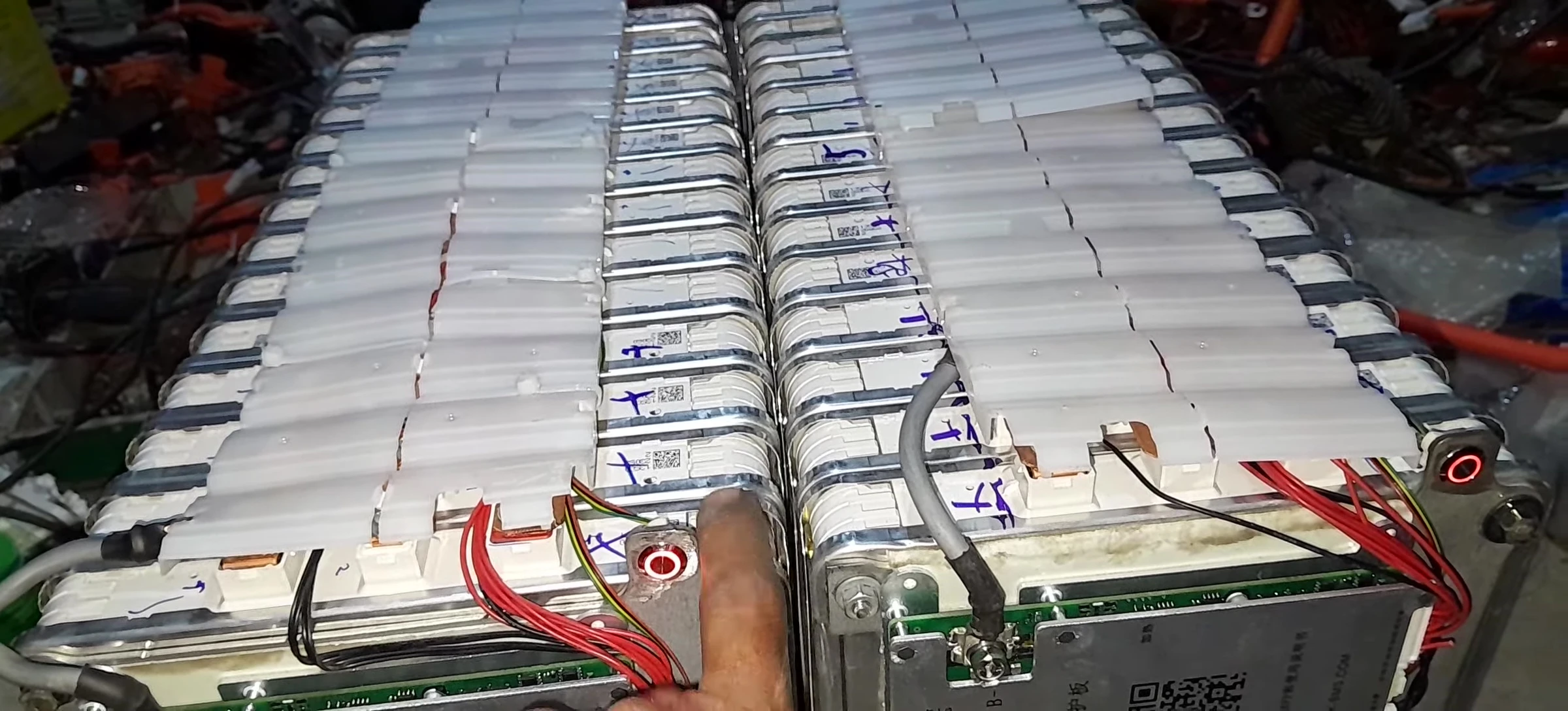 The builder explaining the eight-day guarantee on the battery.