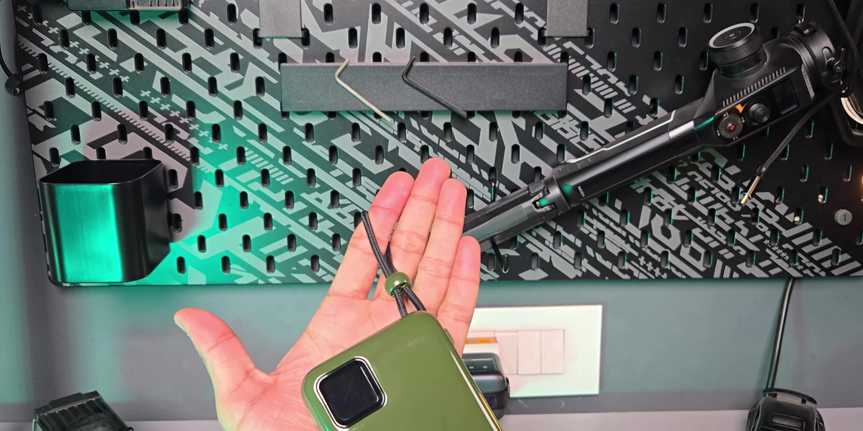 The built-in hook/cable in use