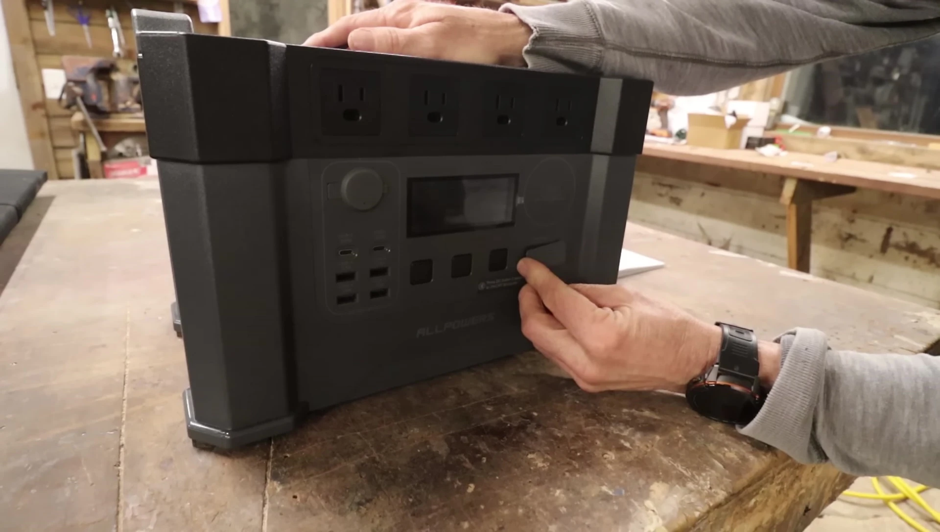Highlighting the XT60 port for solar panel connection.