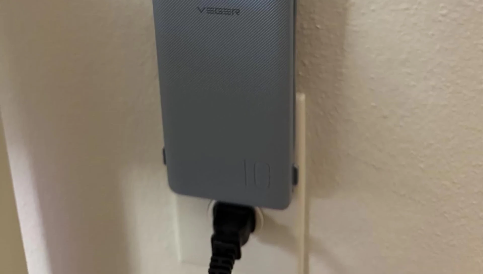 Verer Power Bank charging ports and outputs