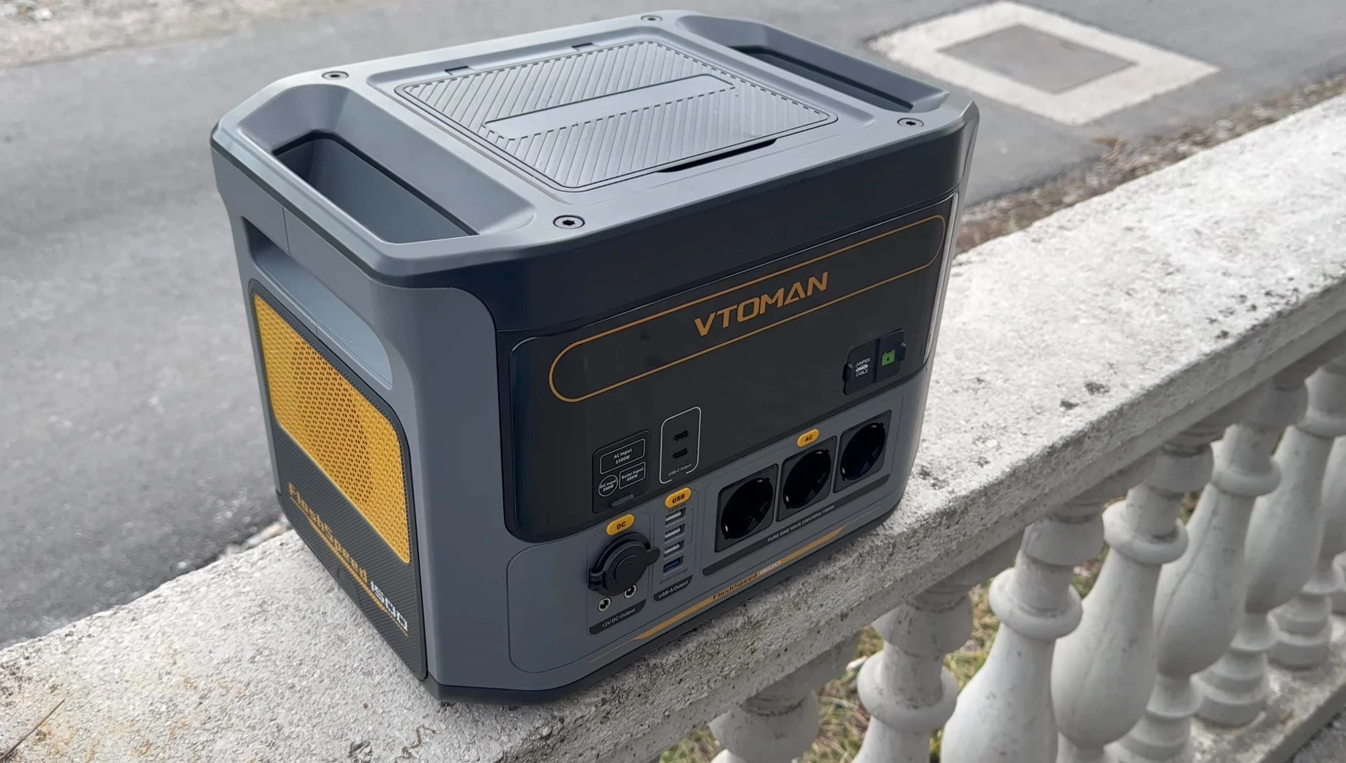The power station with its integrated LED light displayed.
