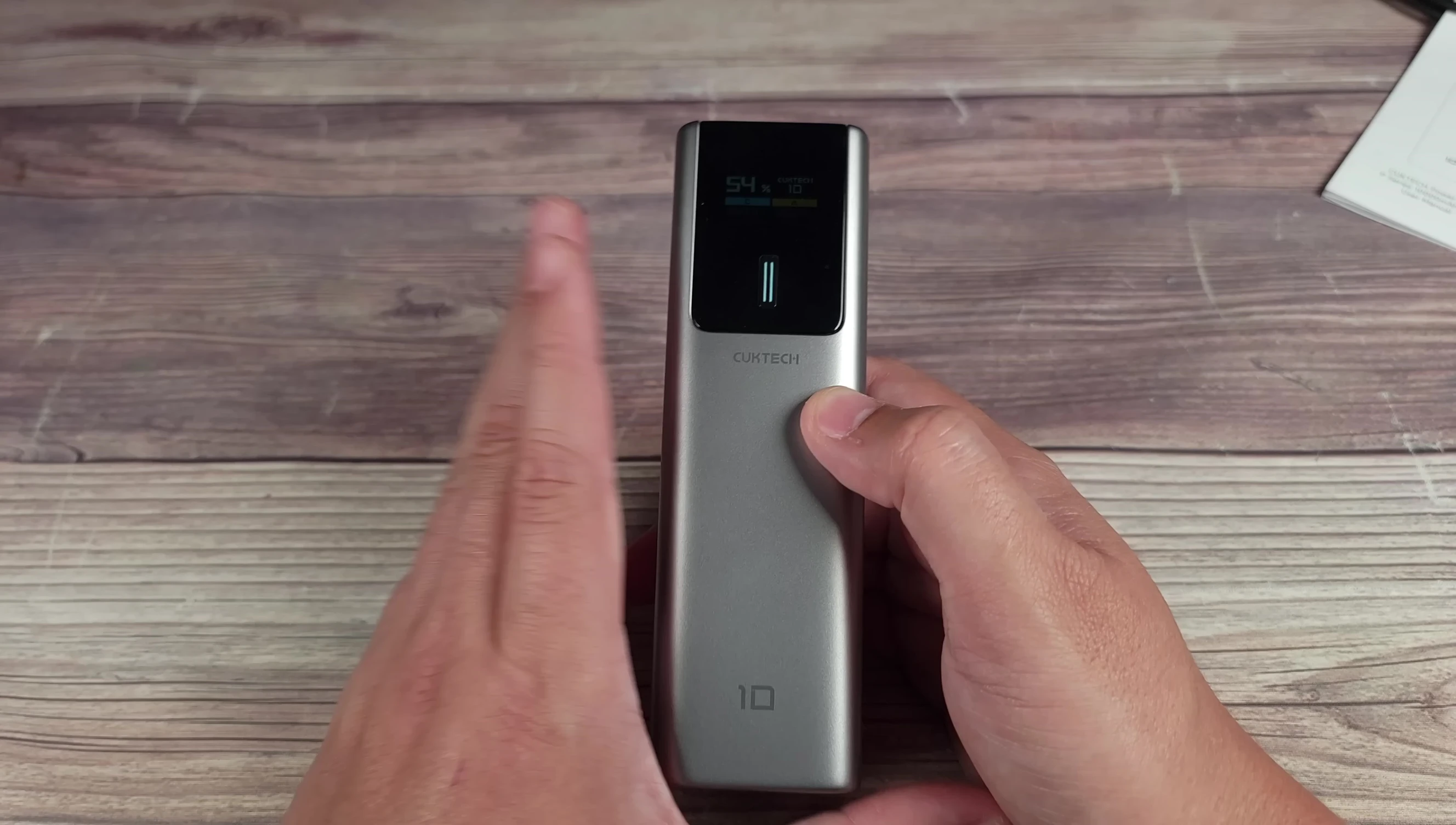 The CUKTECH 10 charging a Samsung phone.