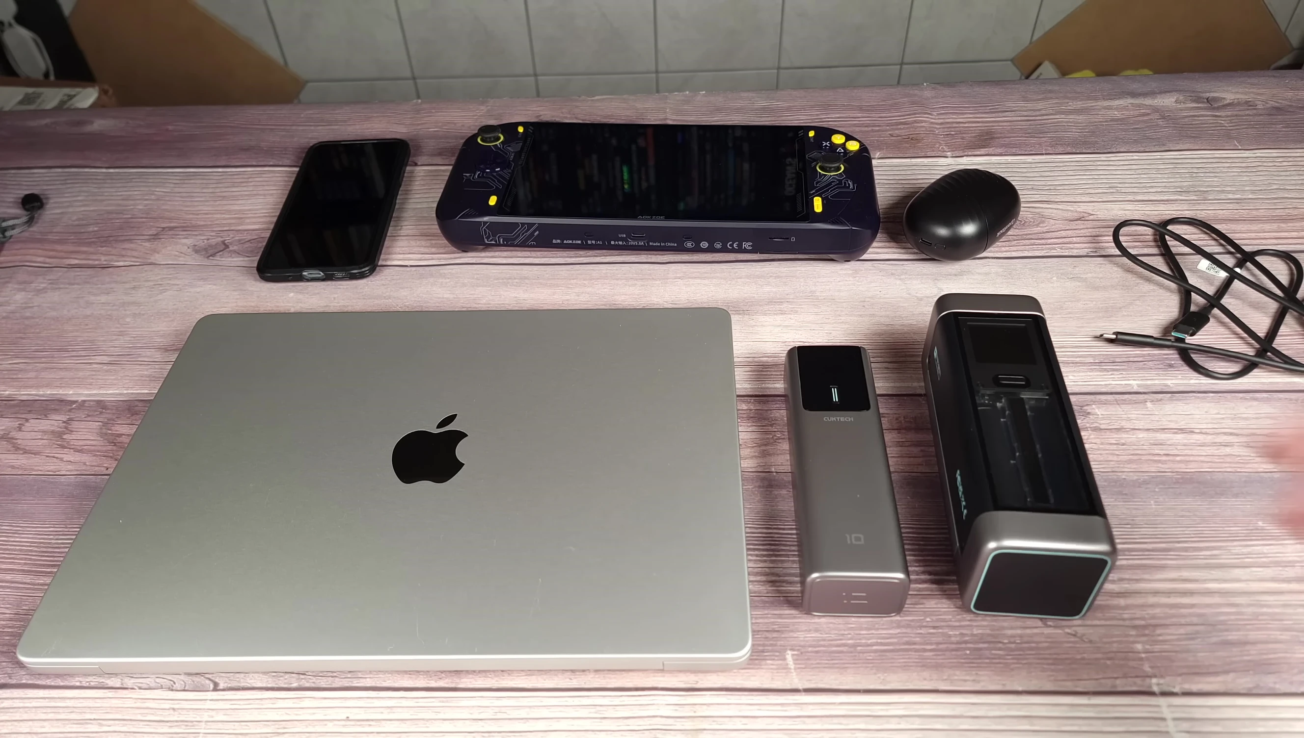 Charging test with an older Samsung phone.