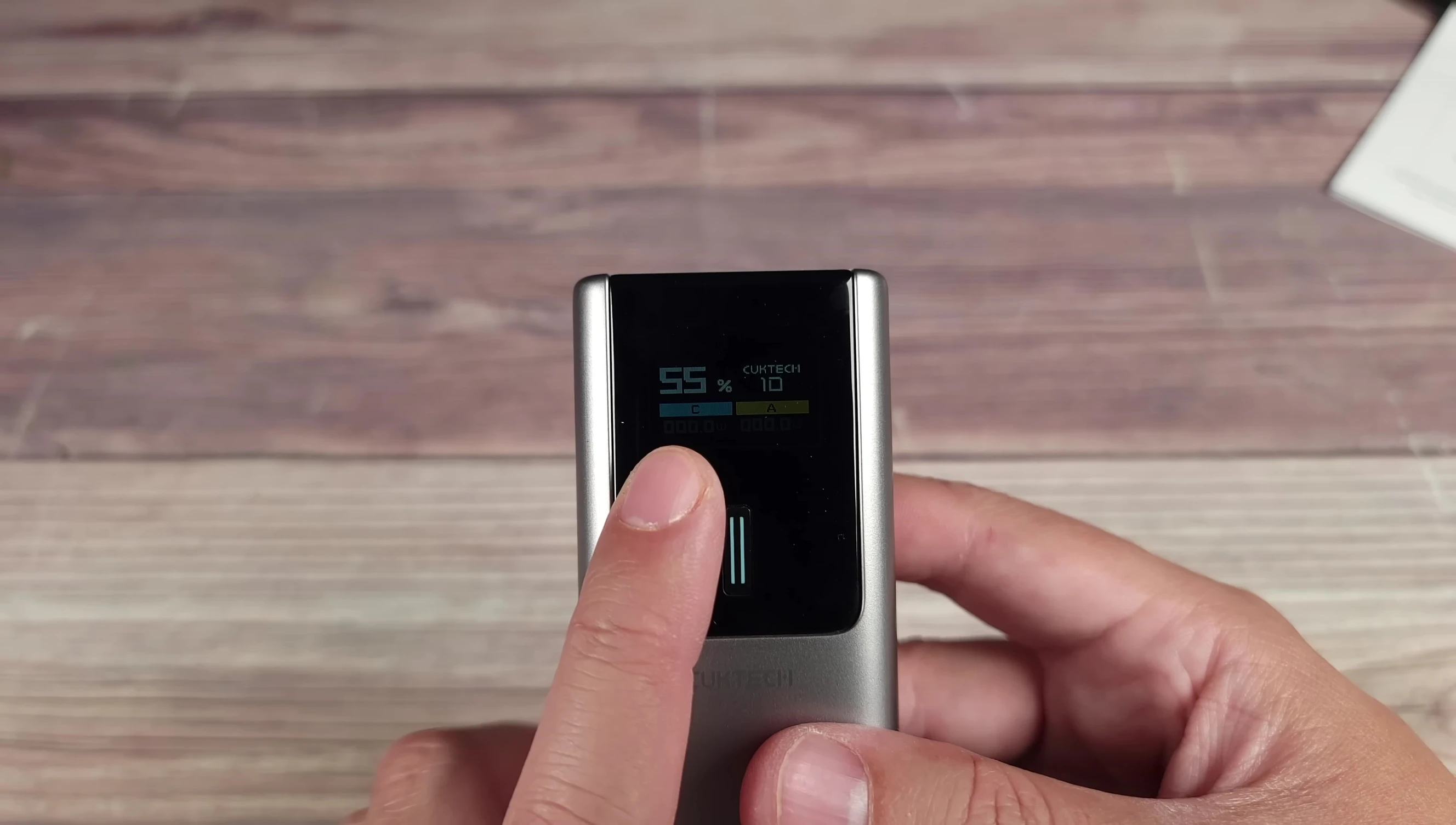 The TFT color screen of the CUKTECH 10 displaying charging information.
