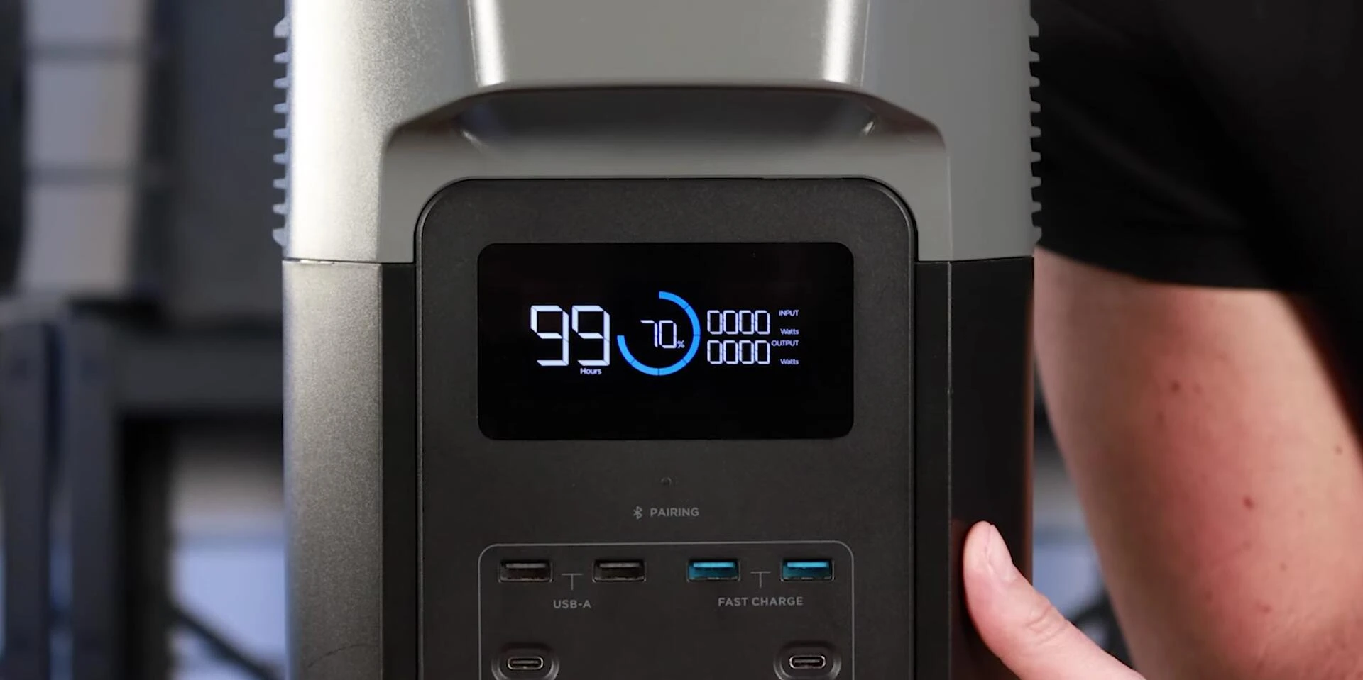 Display of the DELTA 2's USB ports and LCD screen showing battery percentage.