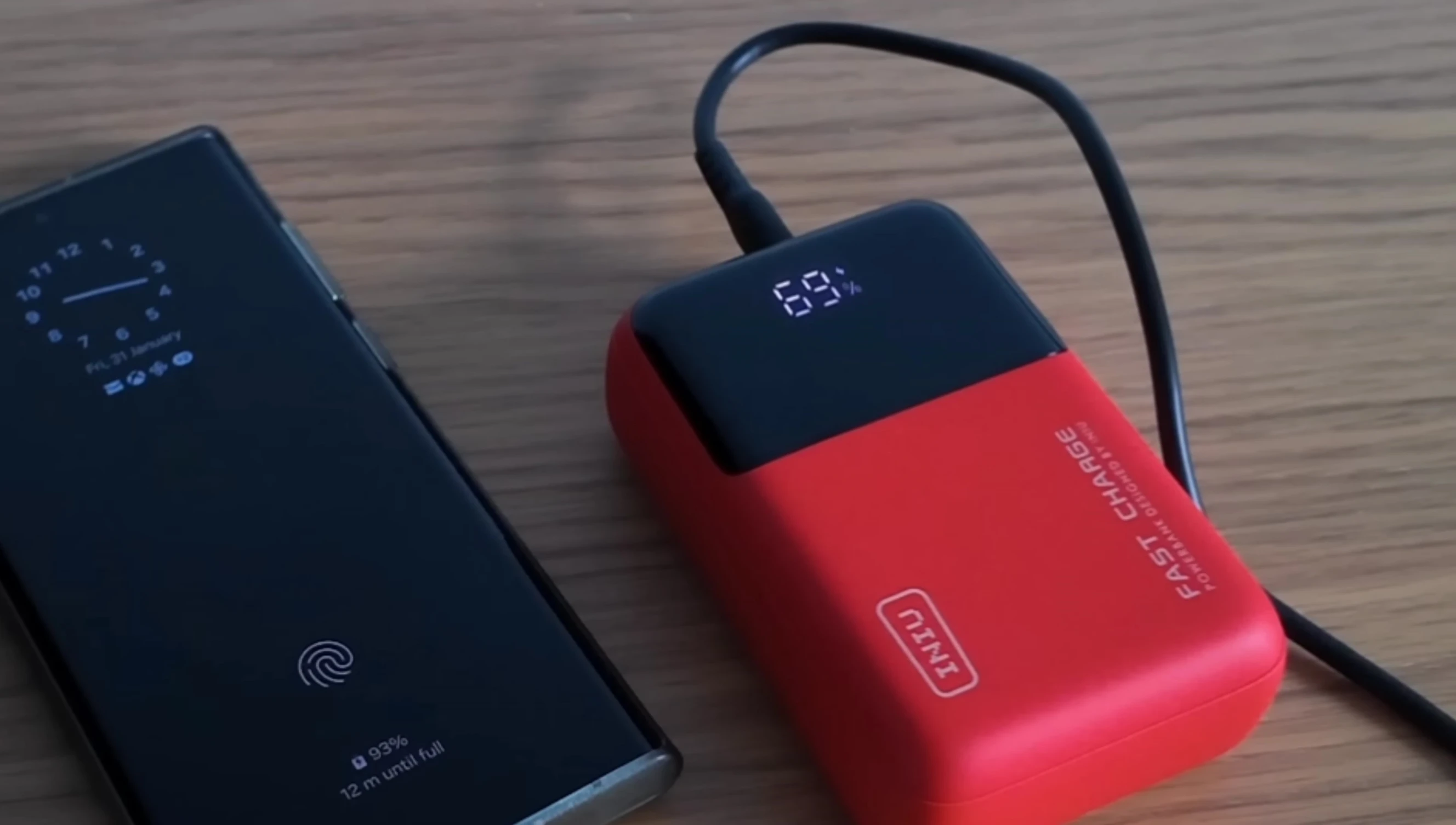 Phone usage while charging with INIU P63