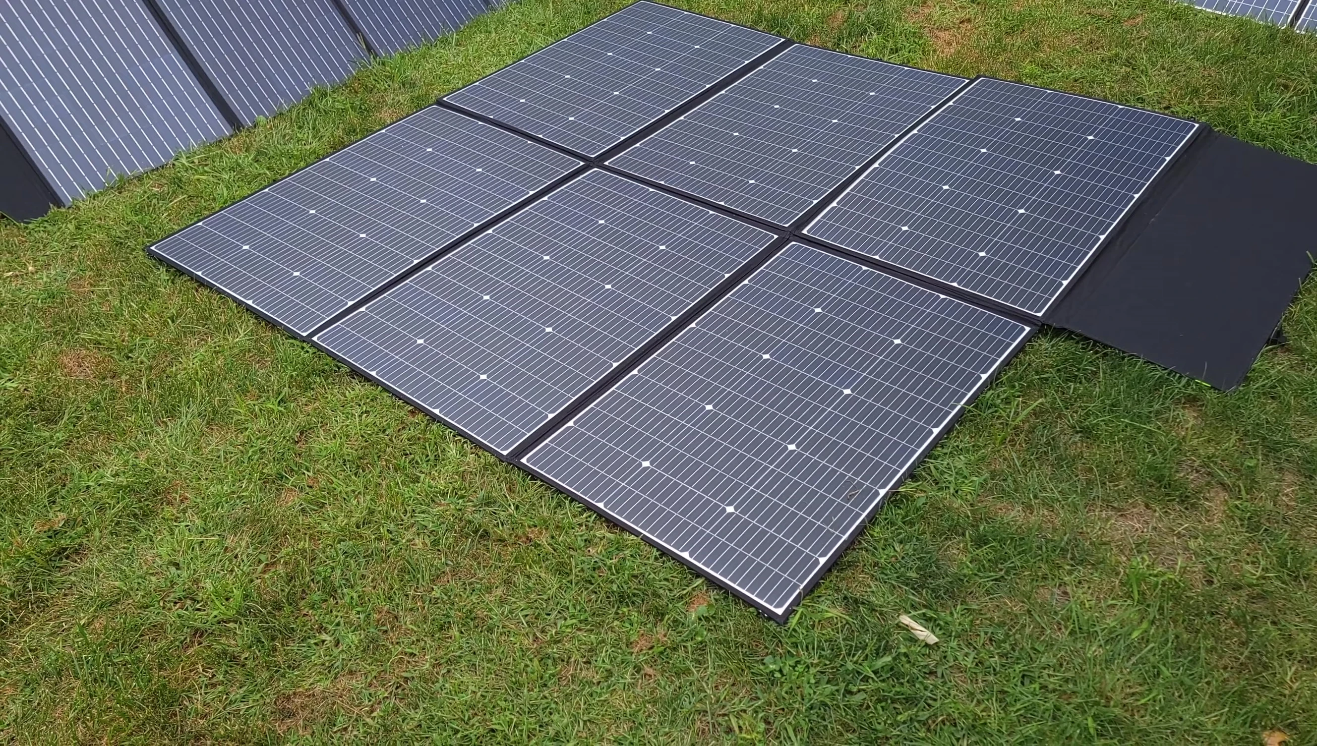 The unfolded AllPowers SP039 600W solar panel.