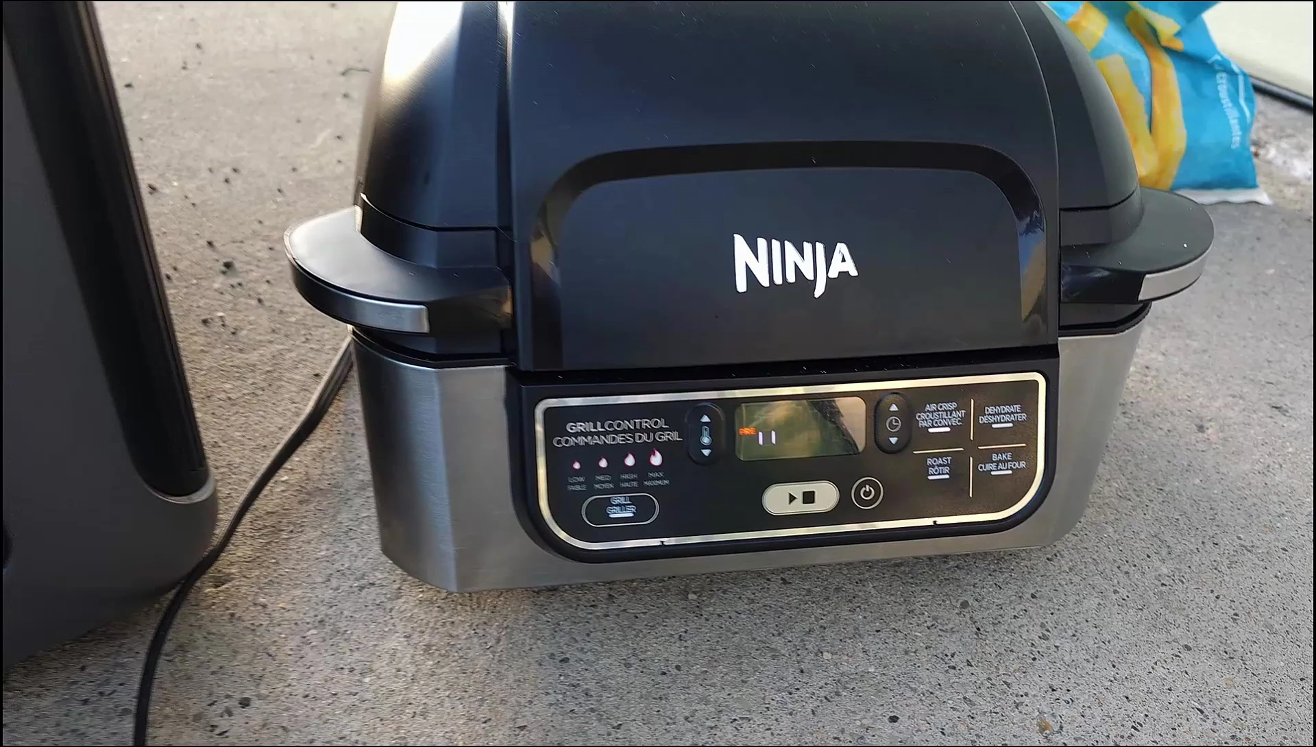 The ALLPOWERS R2500 power output during air fryer use.
