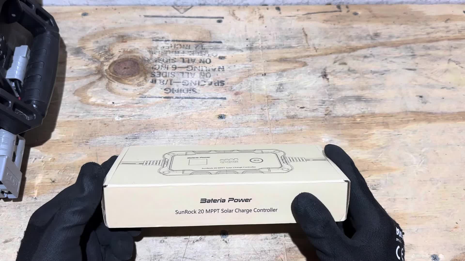 Package showing specifications of the Bateria Power Sunrock 20 charge controller.