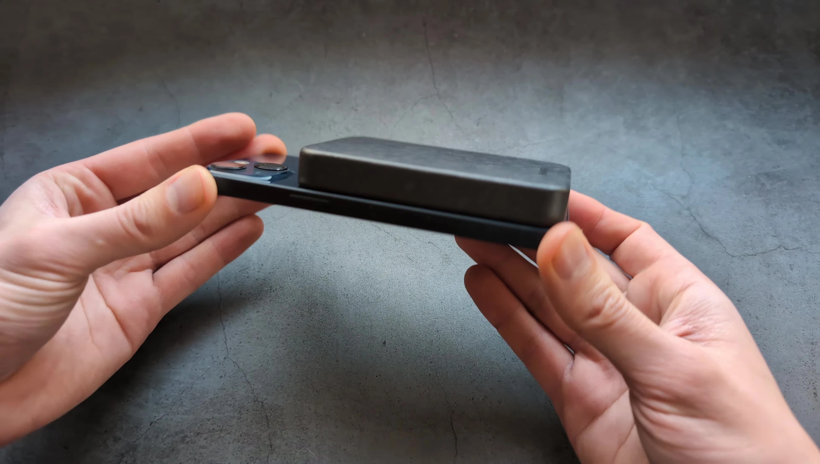 Power bank on iPhone without case