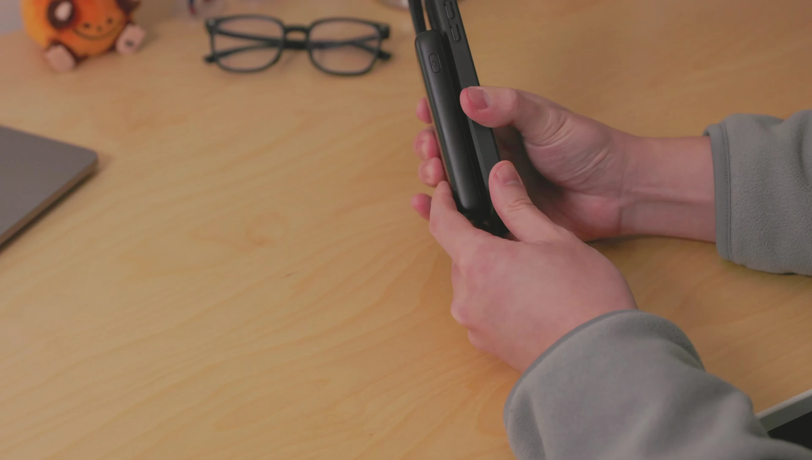 Size comparison of the INIU P41L-E1 with an iPhone.