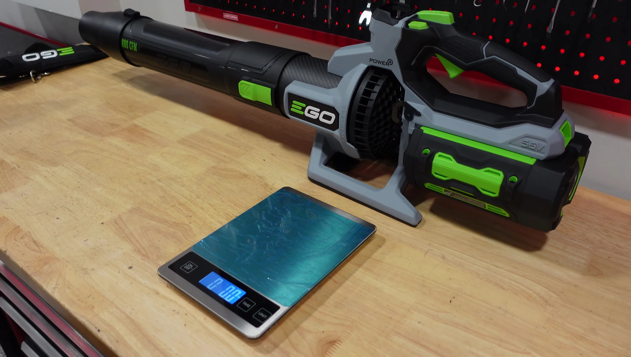 Weight comparison of the 880 with battery and nozzle