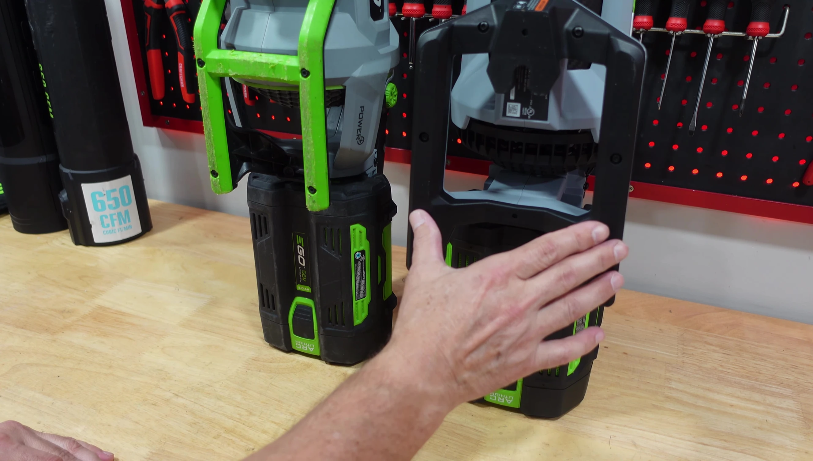 Comparing the base width of the 880 and 650 blower models