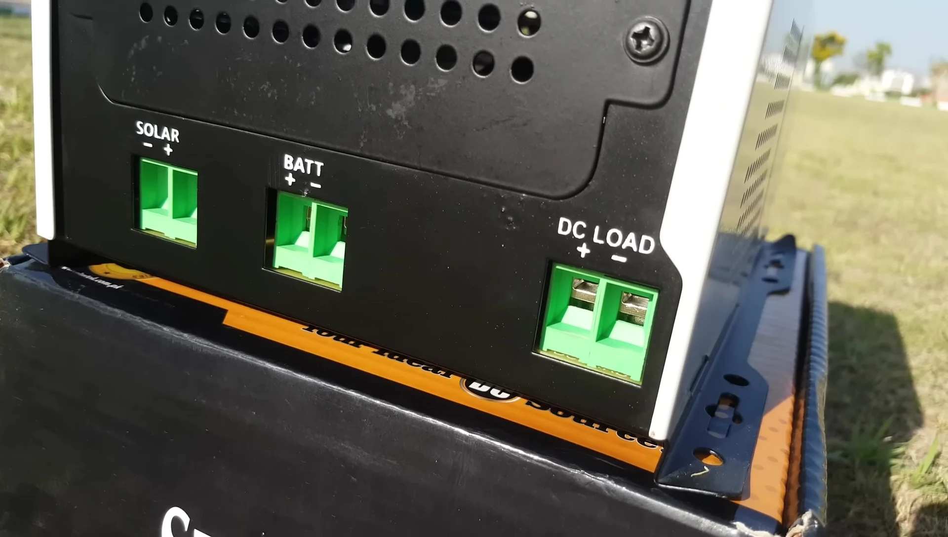 Image highlighting the DC output ports on the controller