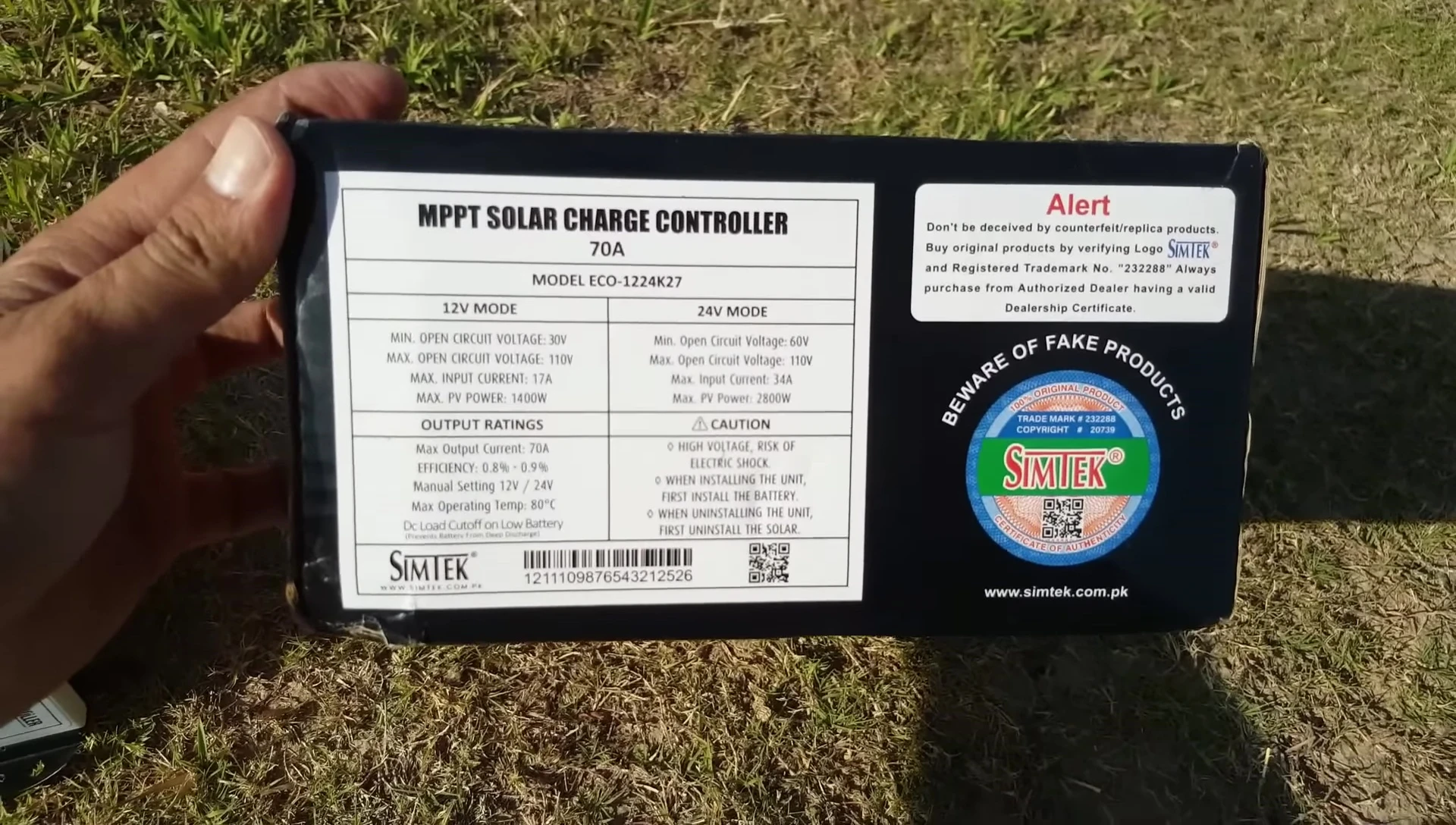 Diagram or visual representation of the controller's compatibility with various solar panel configurations