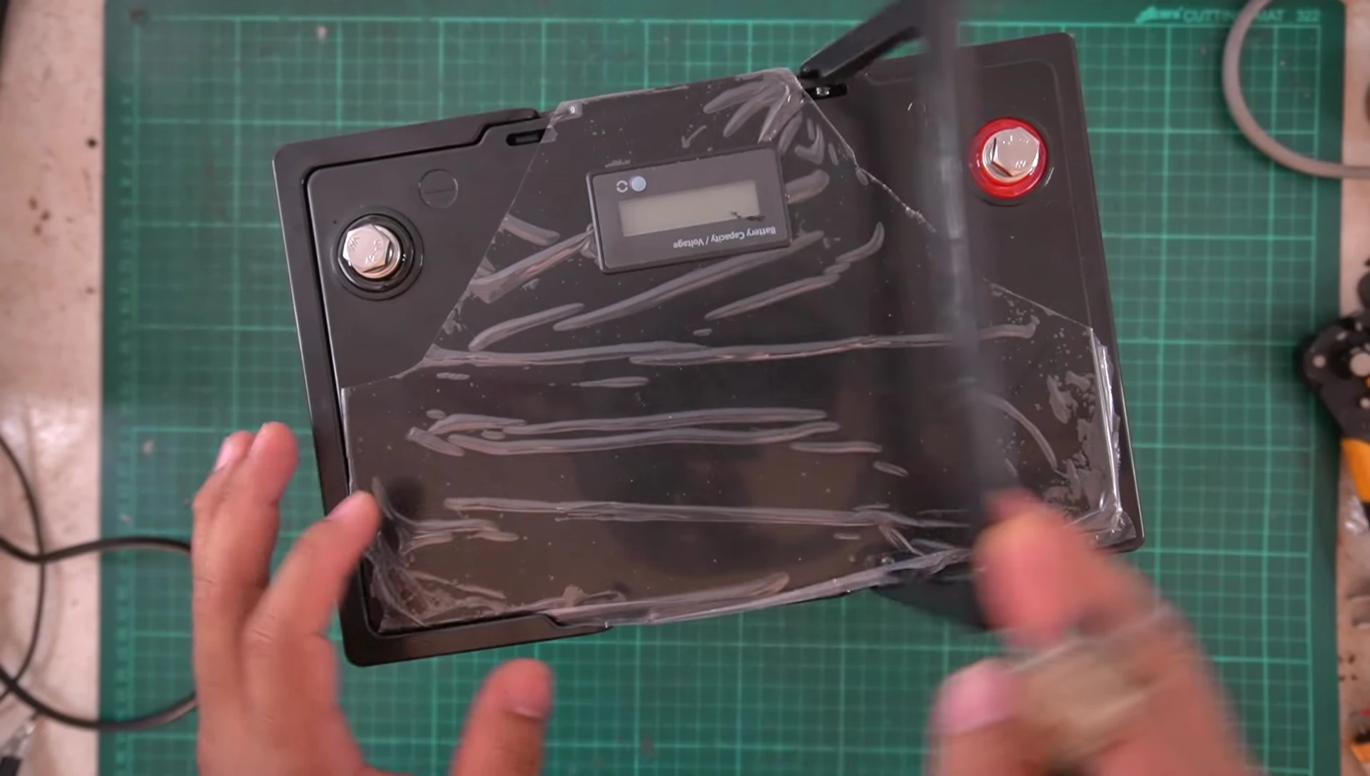 The process of opening the battery case
