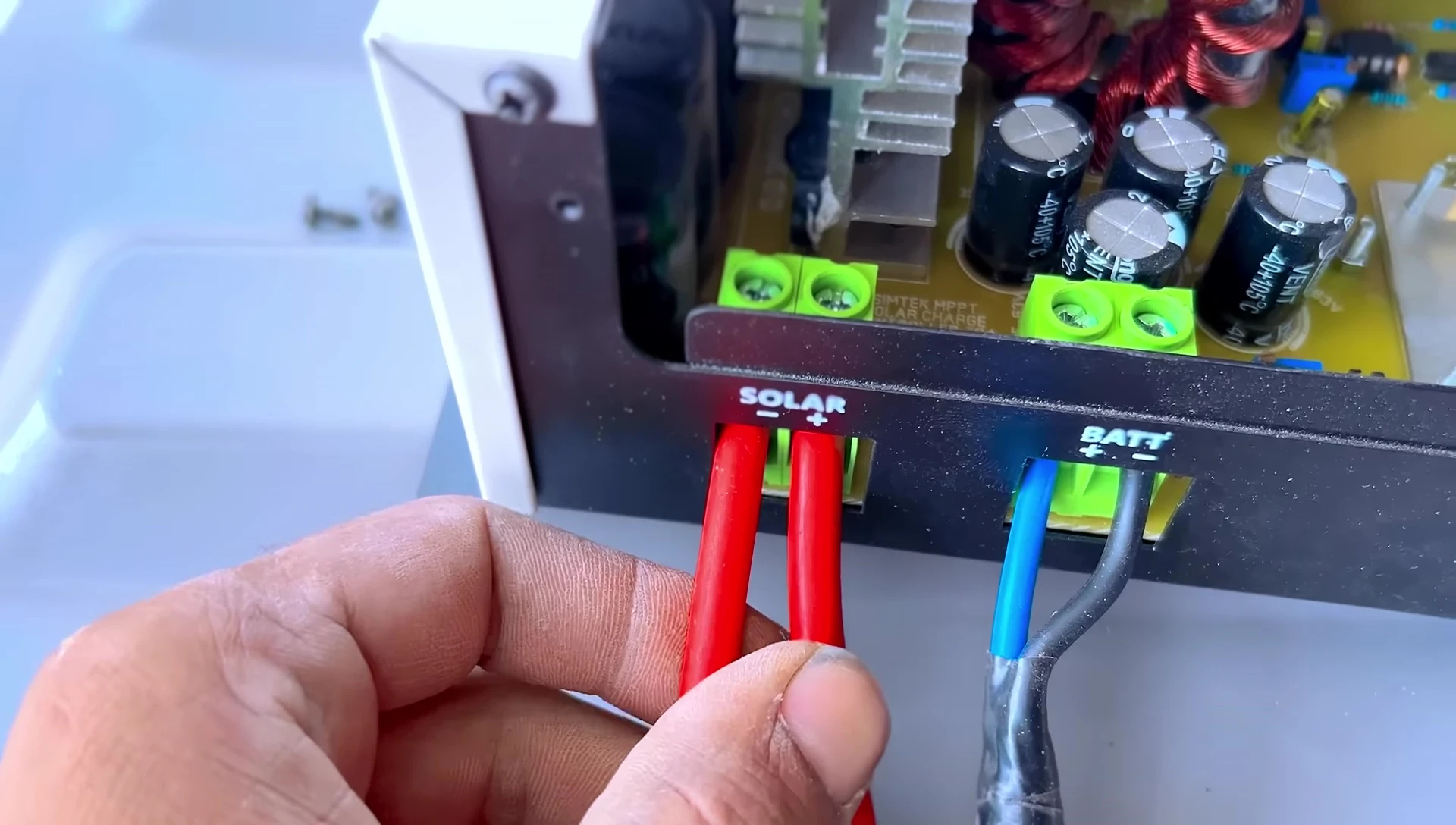 Live test setup showing the fan connected to the controller