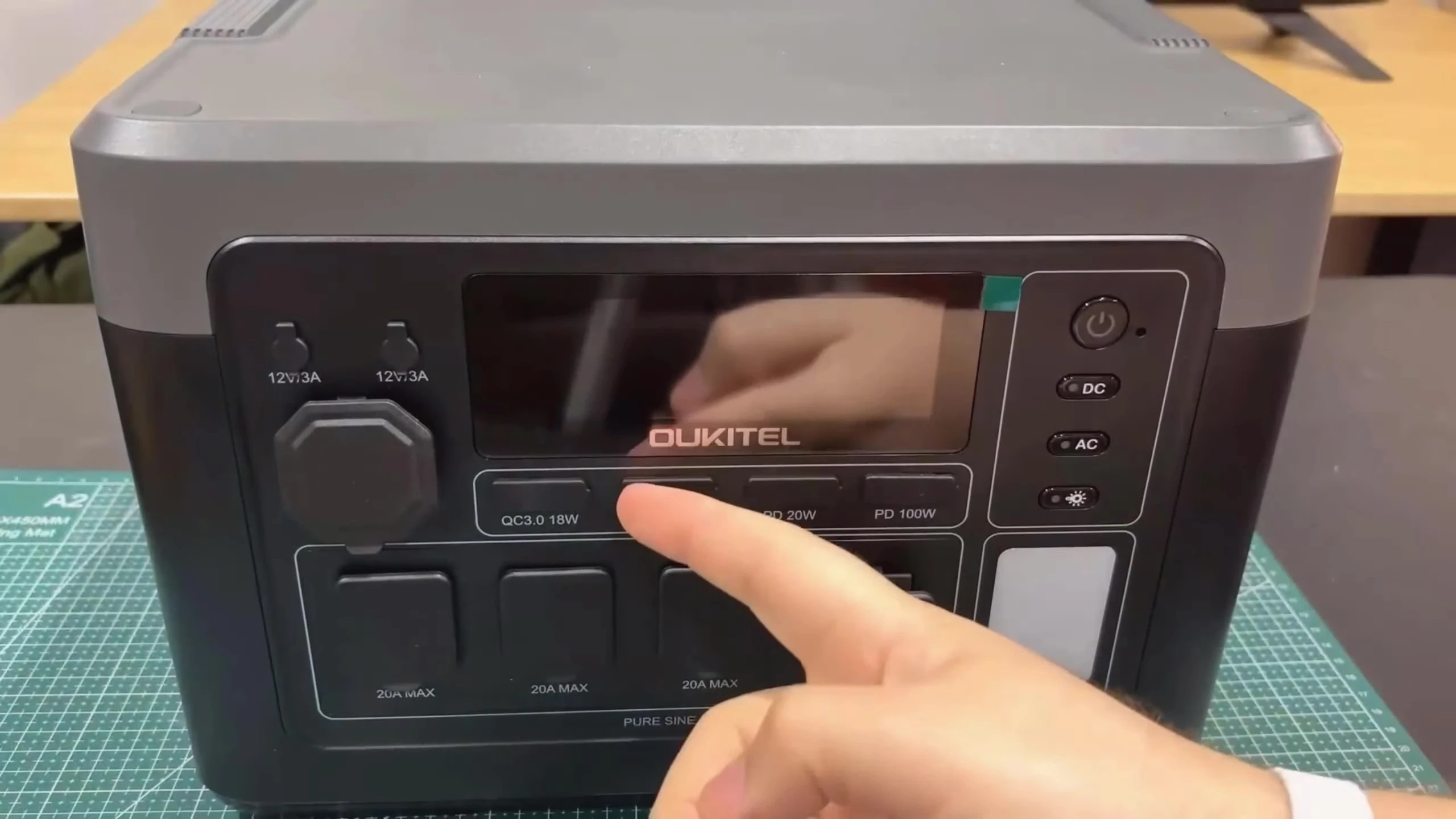 Close-up of the adjustable charging speed dial.