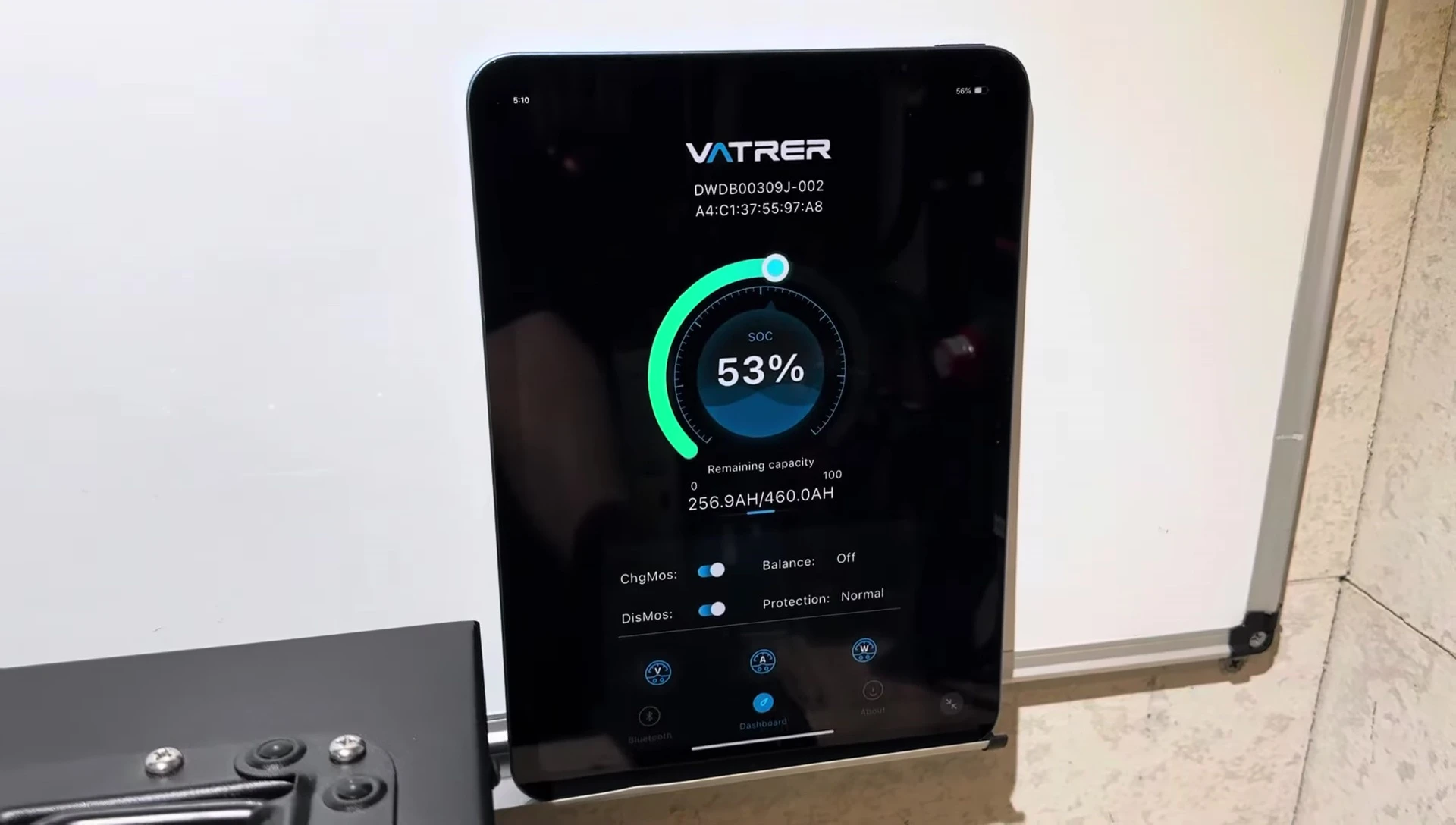 Bluetooth app data showing remaining capacity and amp-hours.