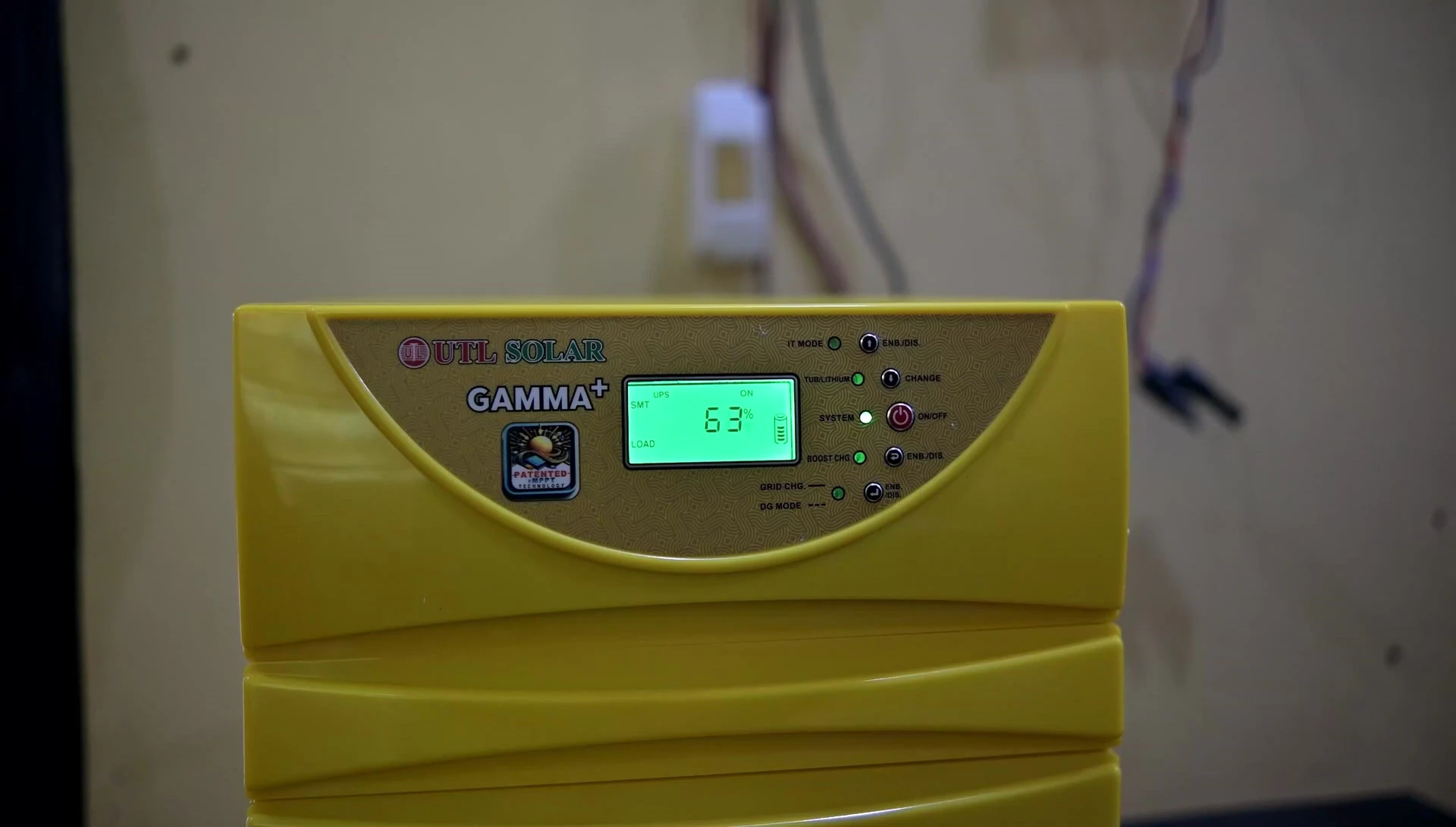 Inverter display showing peak load during AC test