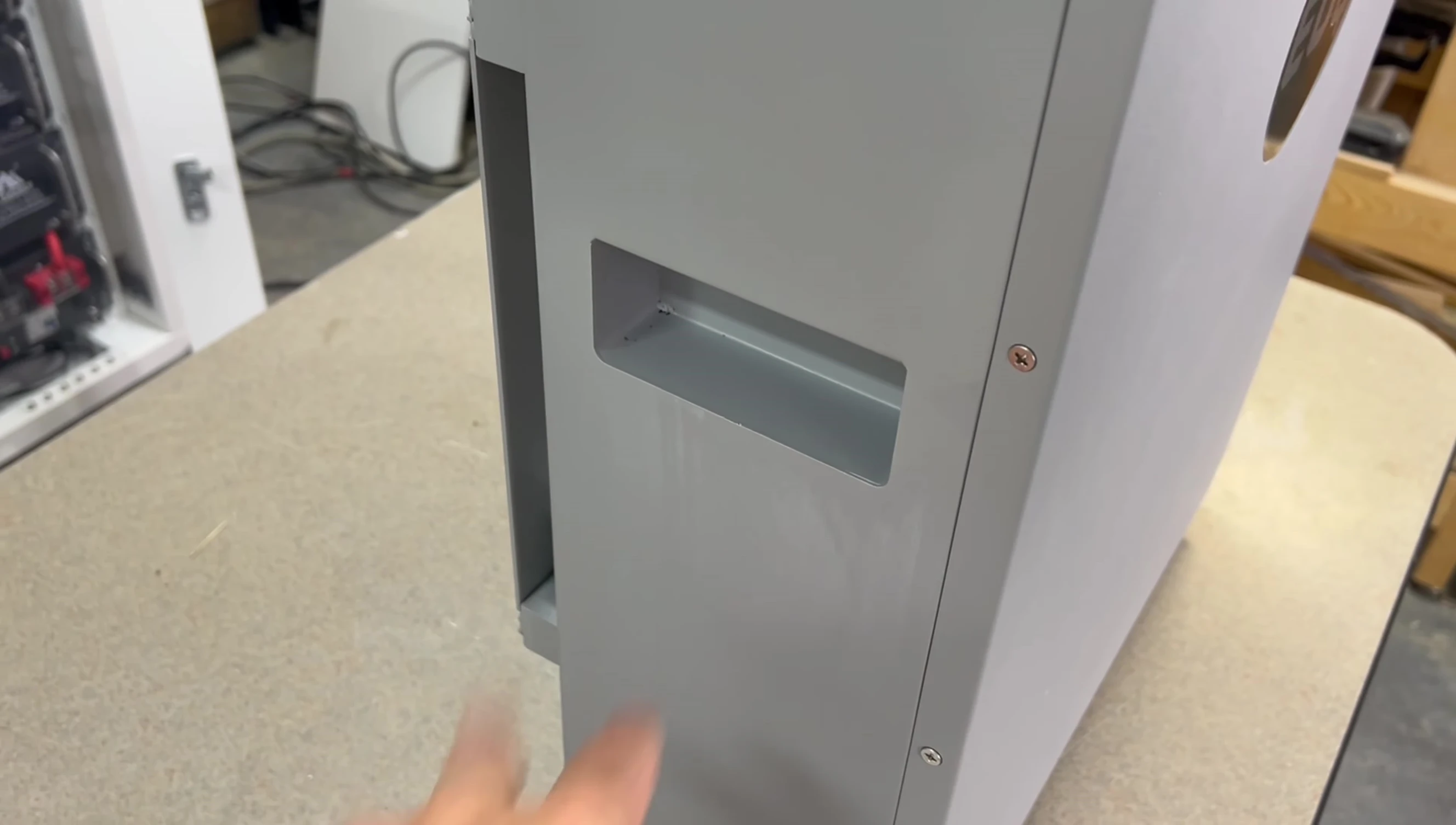 Highlighting the handles on the sides of the battery