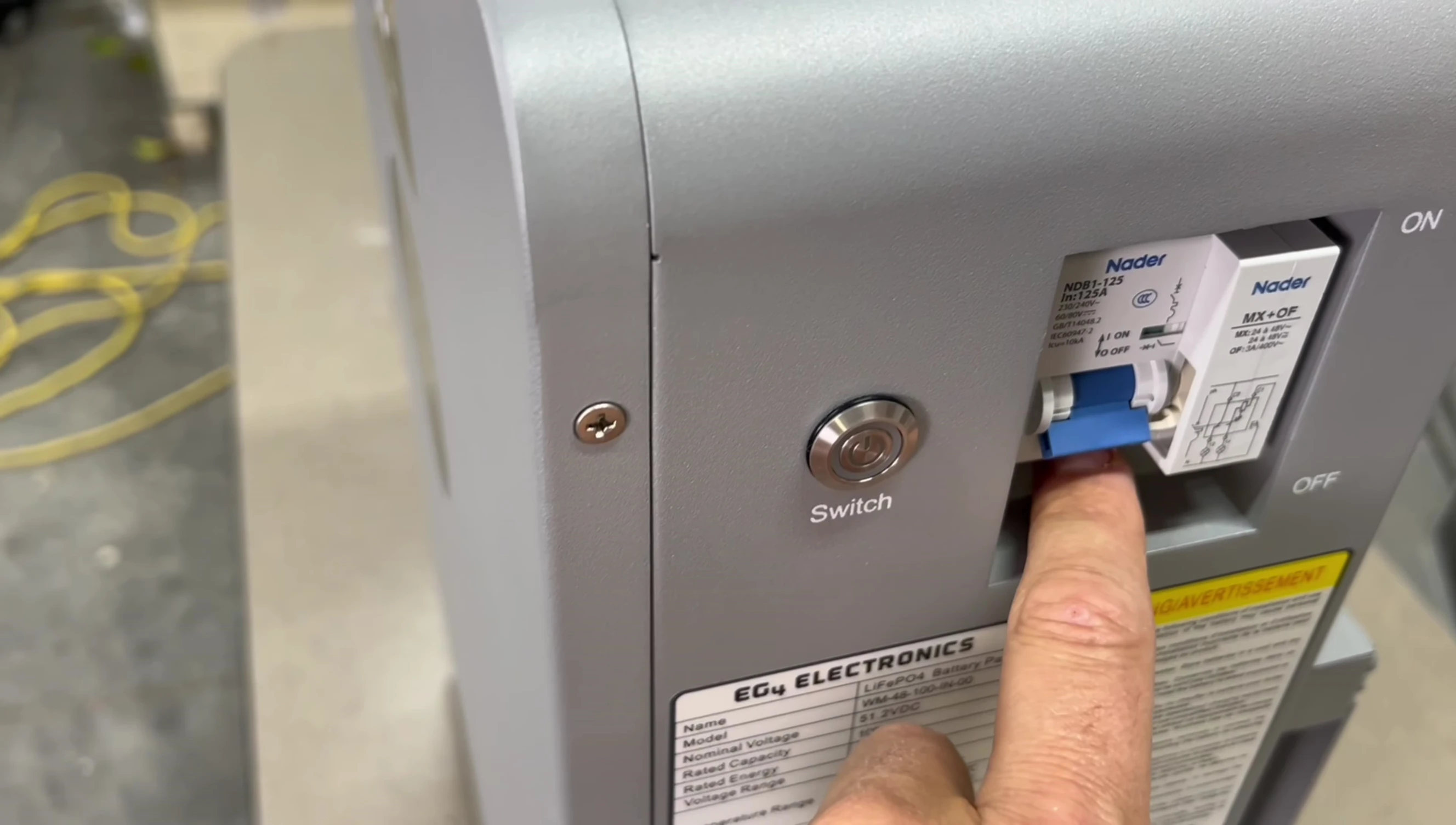 The BMS switch and 125A circuit breaker