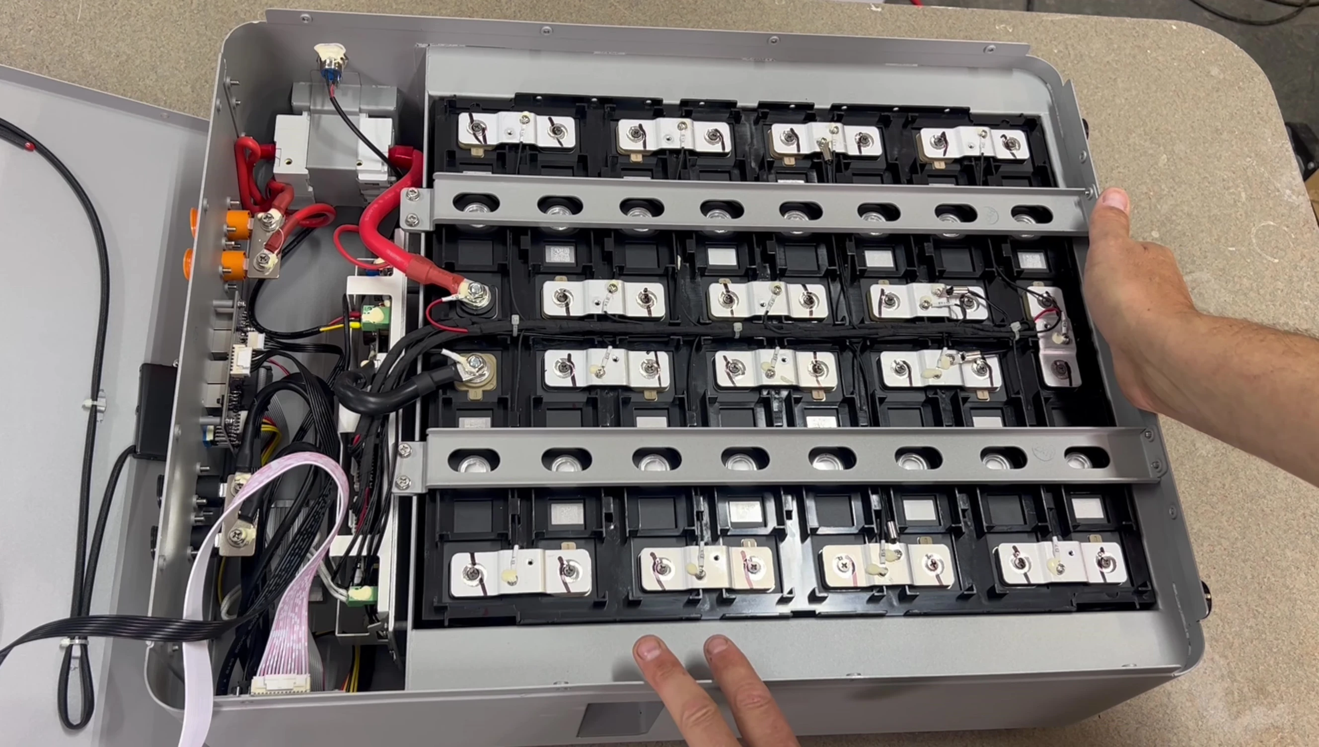Internal view of the battery cells and their arrangement