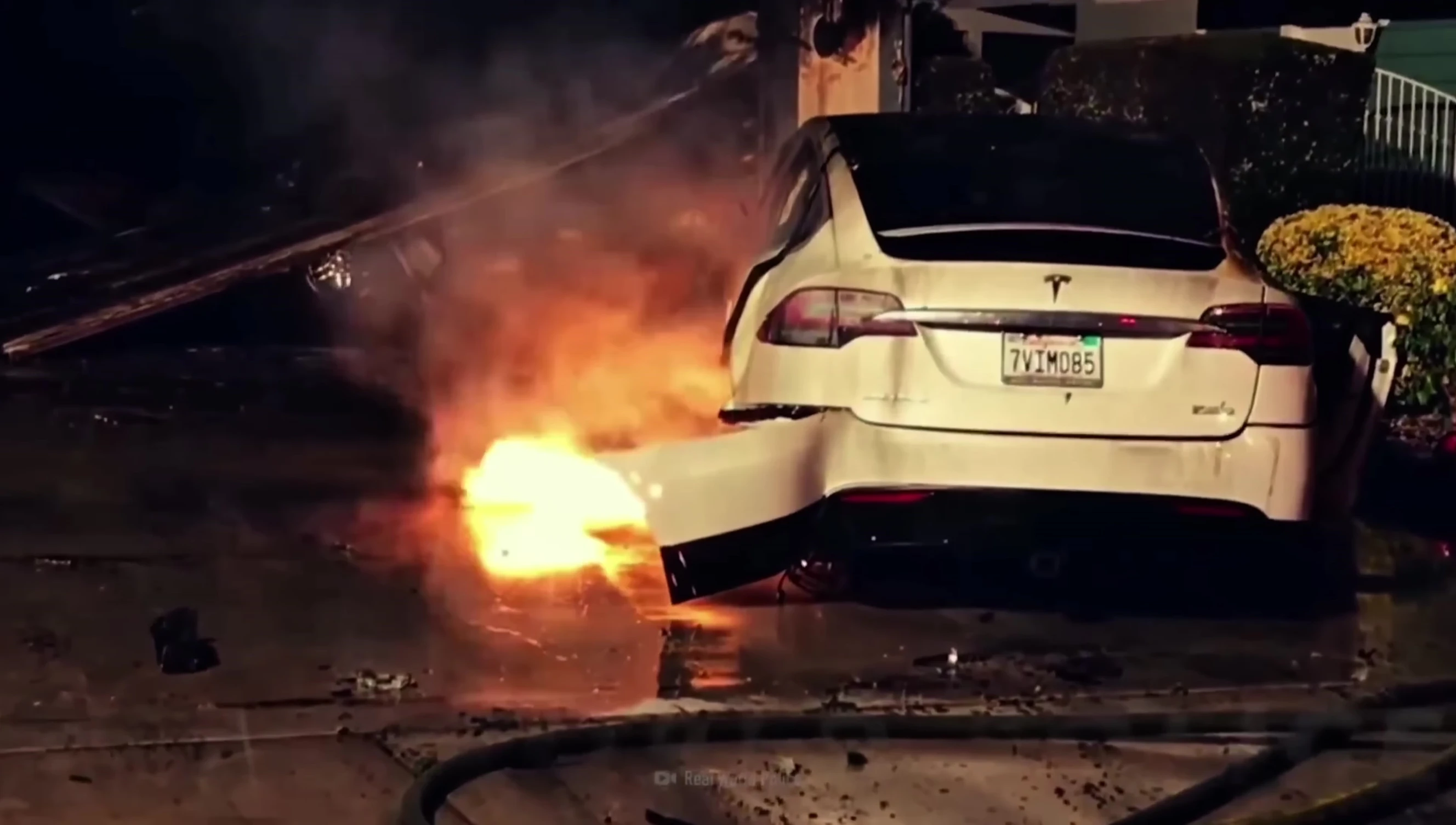 Visual representation of the heavy-duty but limited lifespan of lithium-ion batteries.