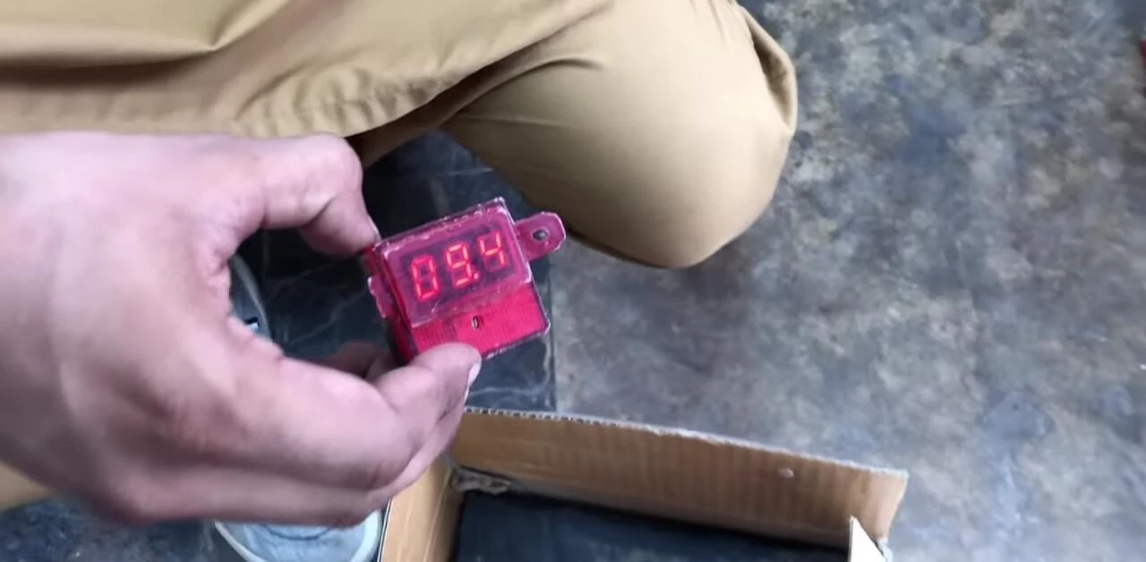 Display showing battery voltage levels