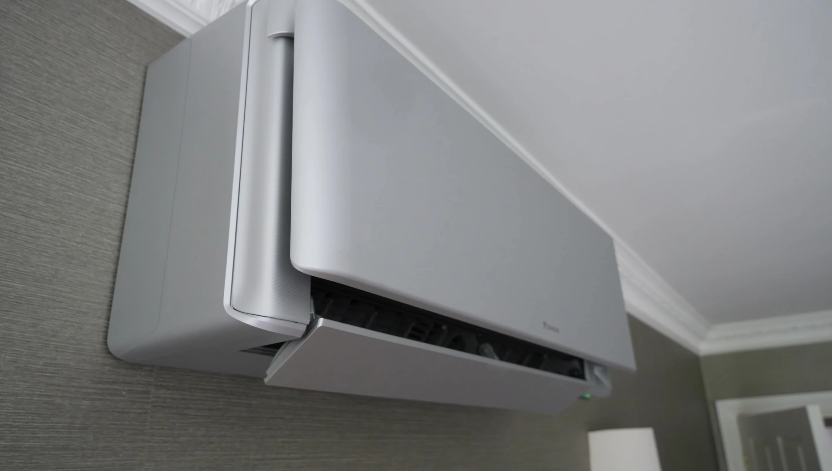 The Daikin Stylish cover opening and closing mechanism demonstrated.